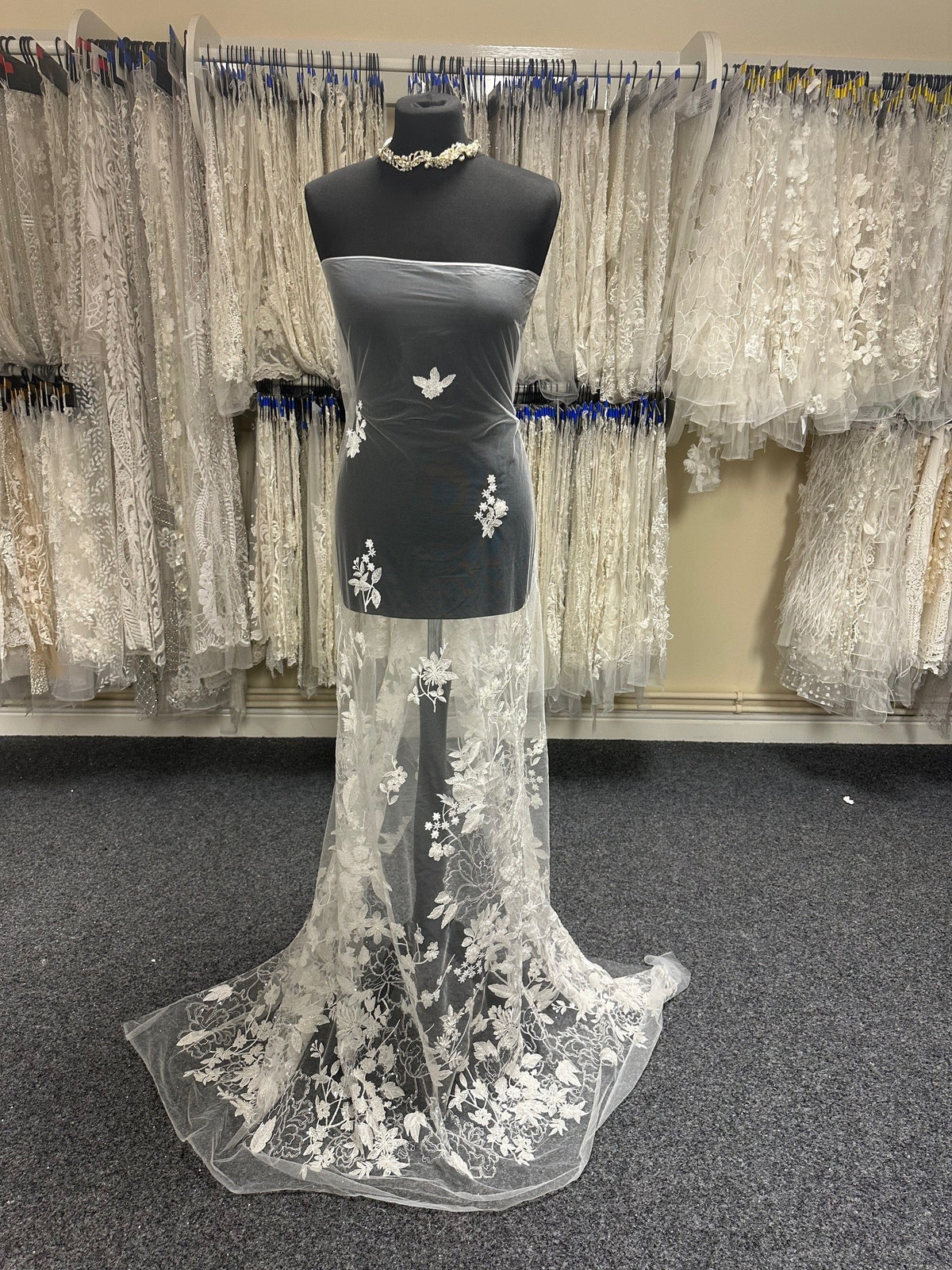 Elfenbeinfarbene bestickte Spitze – Alameda