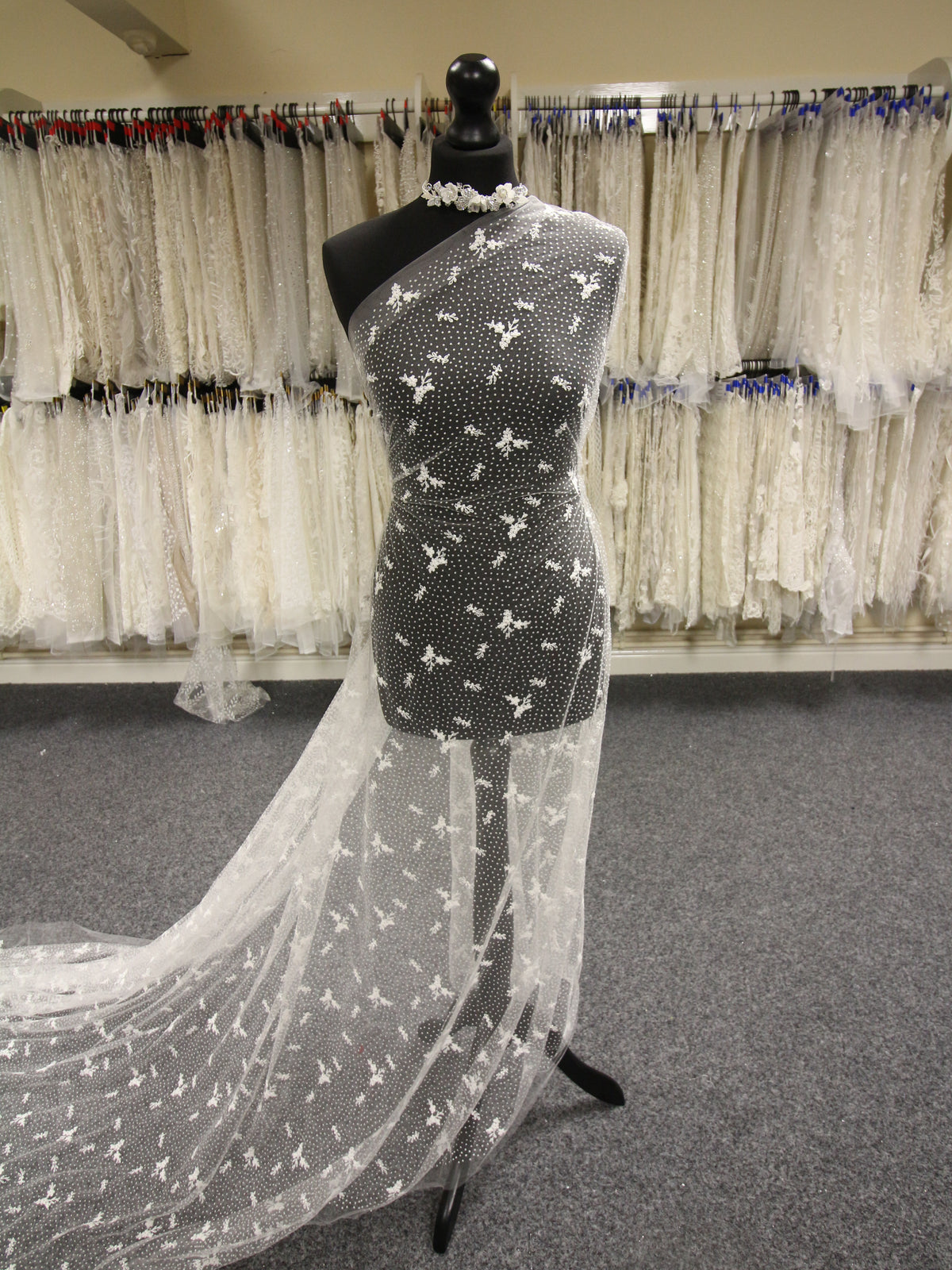 Elfenbeinfarbene bestickte Spitze – Aleta