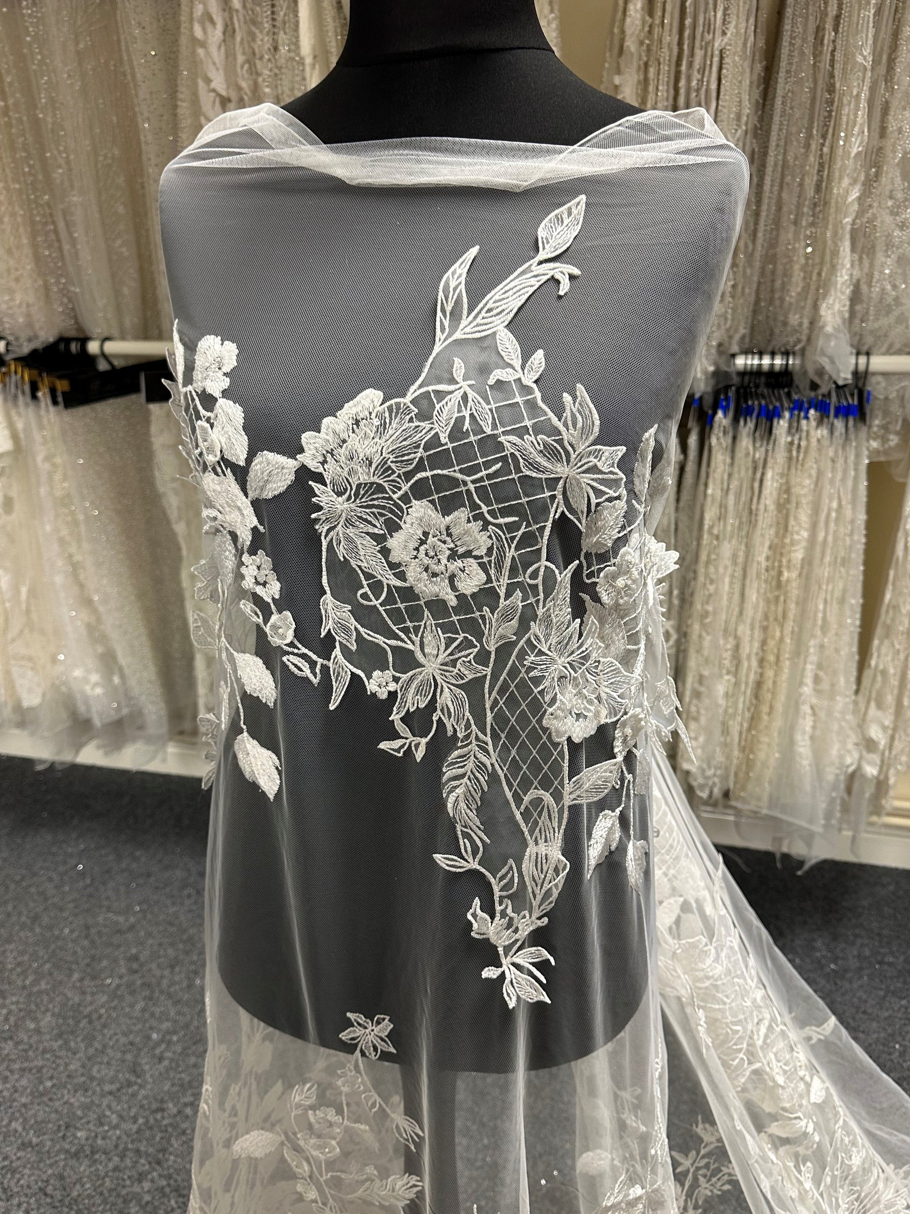 Elfenbein auf elfenbeinfarbener 3D-Spitze – Antonella