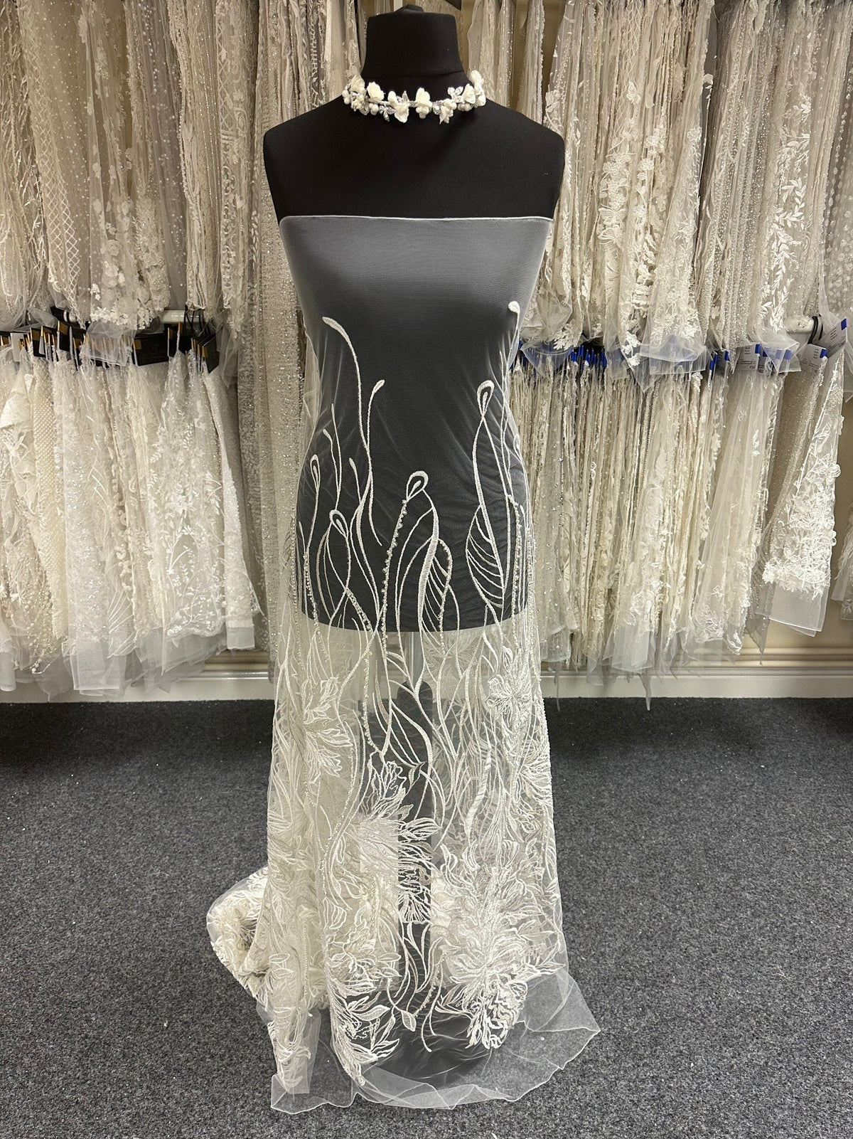 Elfenbeinfarbene, mit Perlen bestickte Spitze – Brunhilde