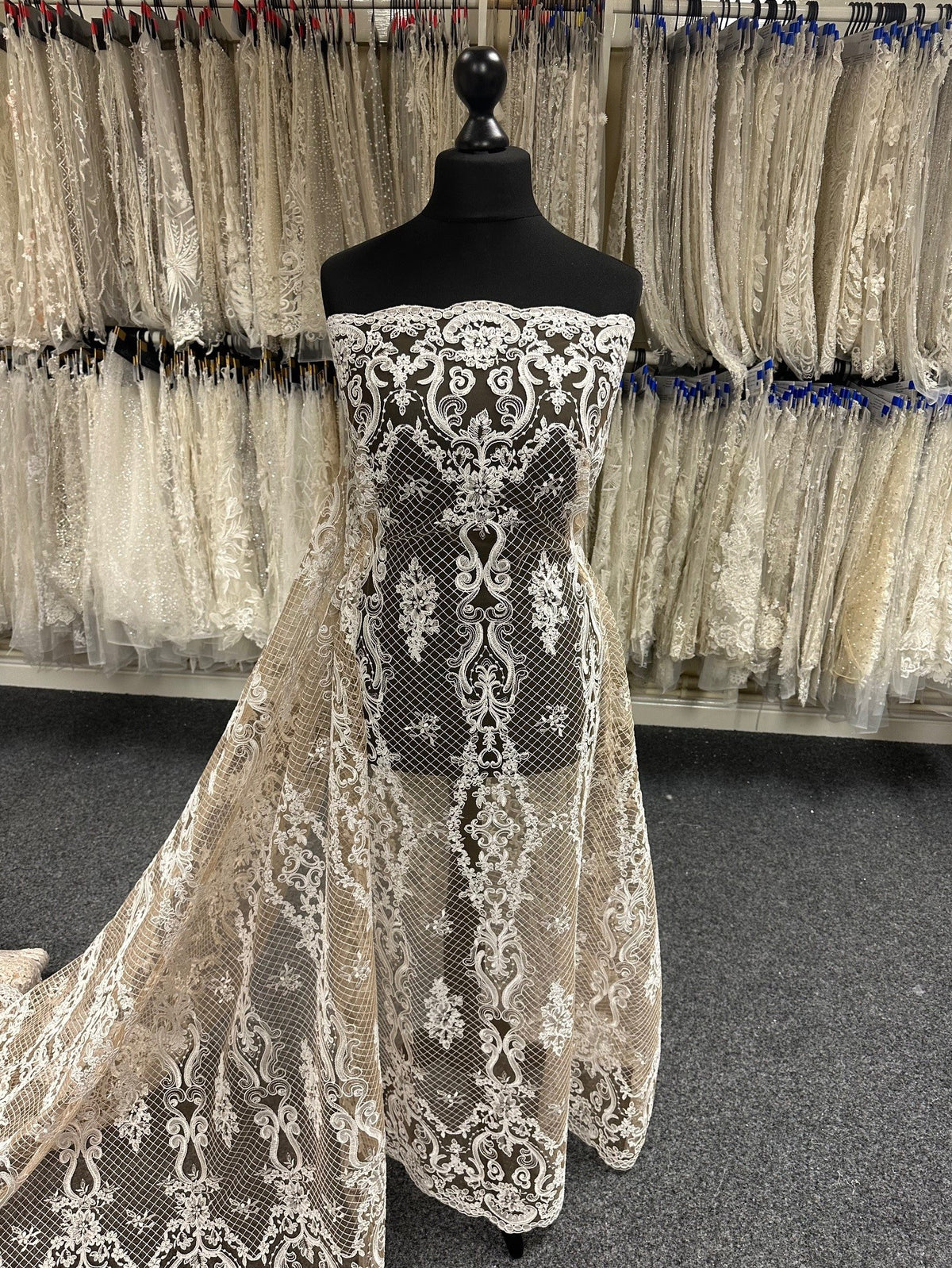 Elfenbeinfarbene bestickte Spitze – Caroline