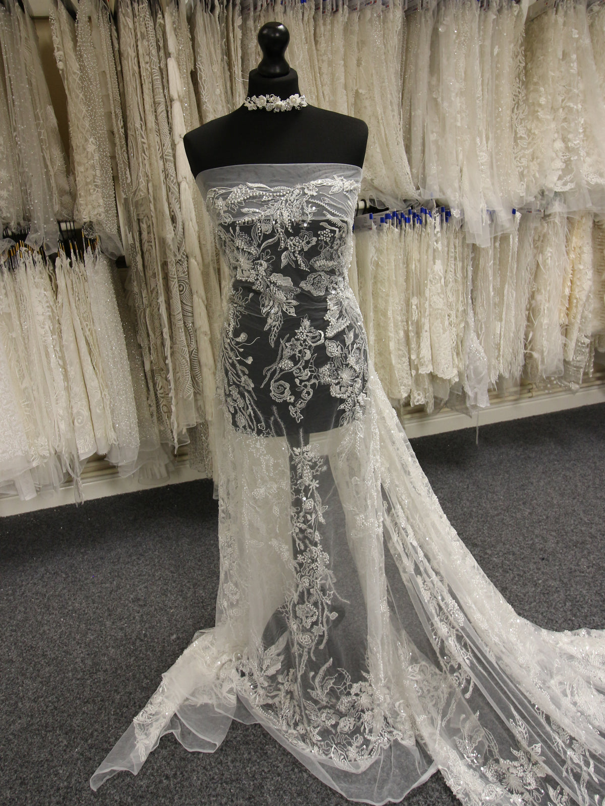 Elfenbeinfarbene Perlen- und Paillettenspitze – Chiumbo