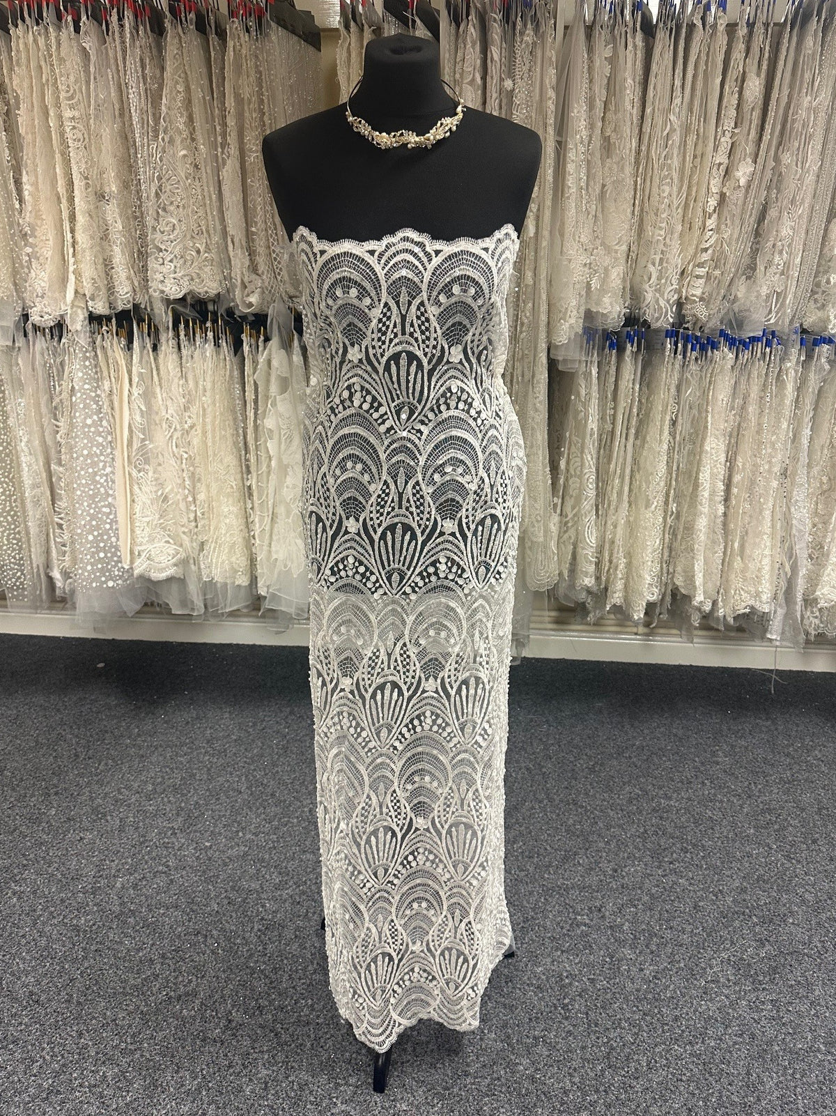 Elfenbeinfarbene bestickte Spitze – Clemency