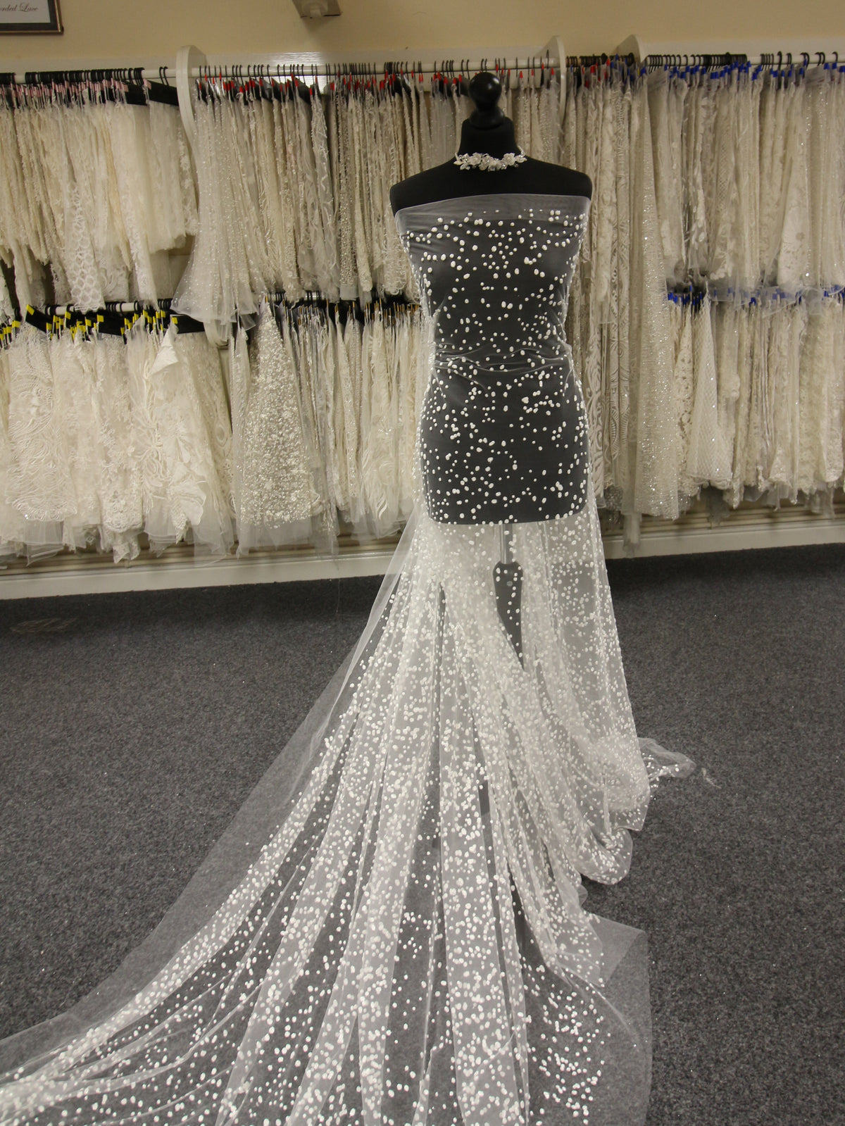 Elfenbeinfarbene Glitzerspitze – Kommune