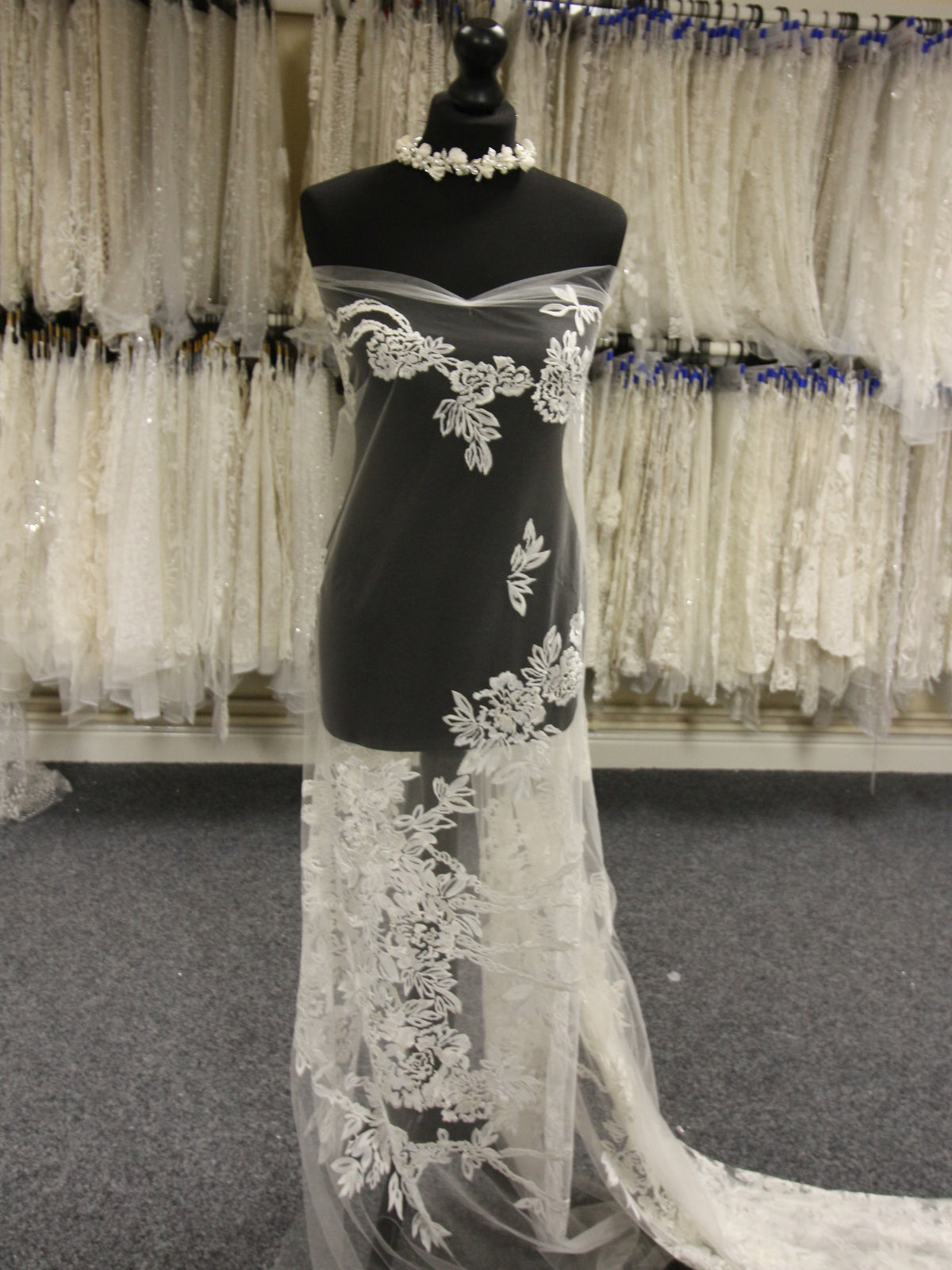 Elfenbeinfarbene bestickte Spitze – Cora