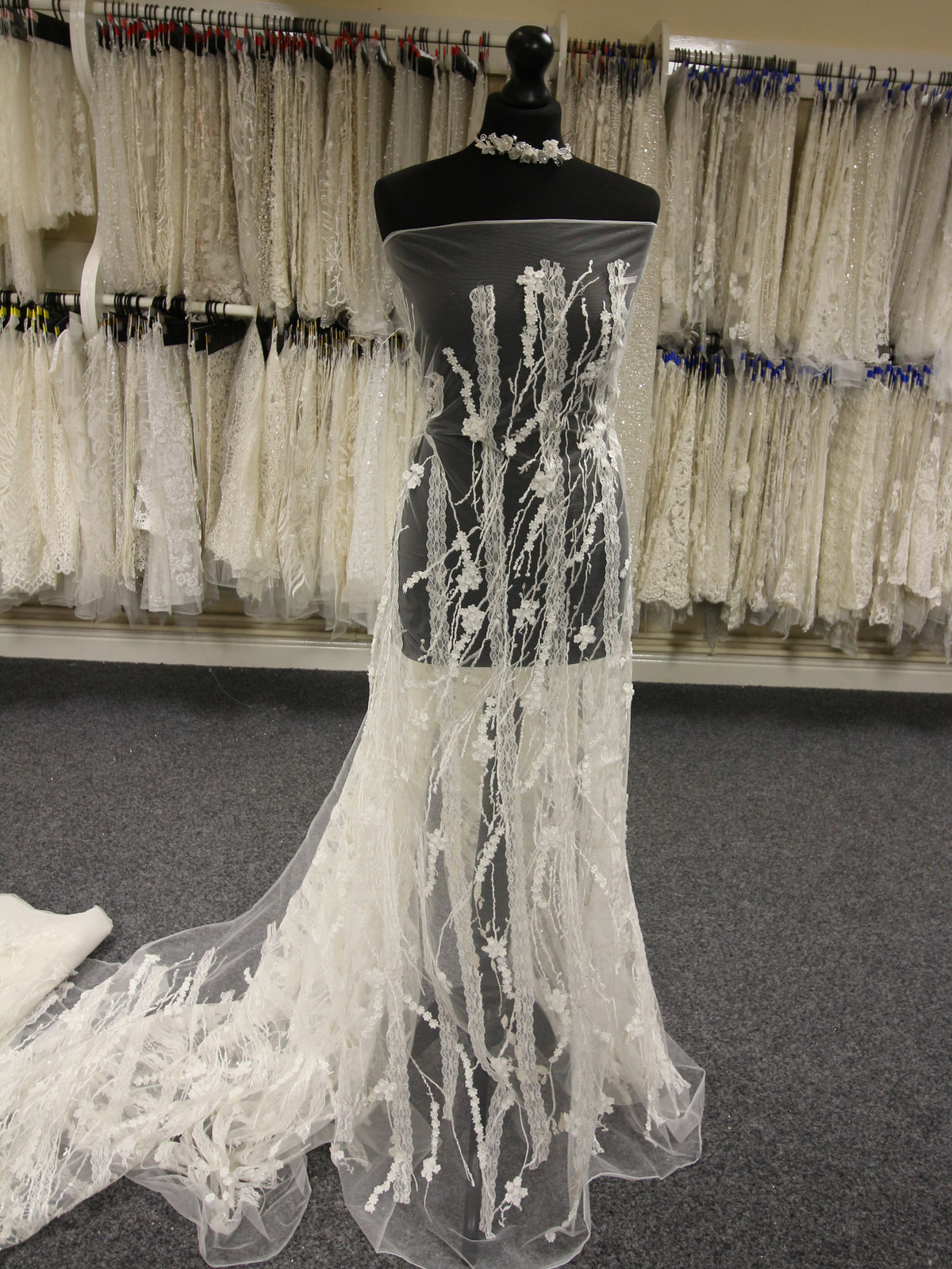 Elfenbeinfarbene Perlenspitze – Delaney