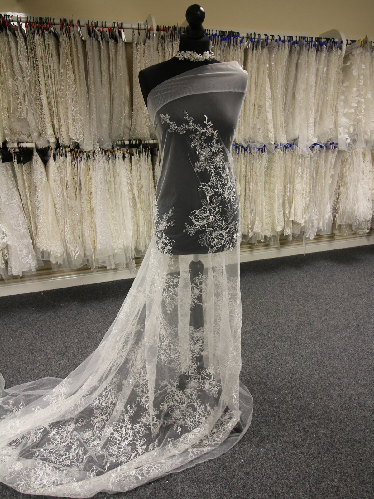 Elfenbeinfarbene Pailletten-Stickspitze – Dewi