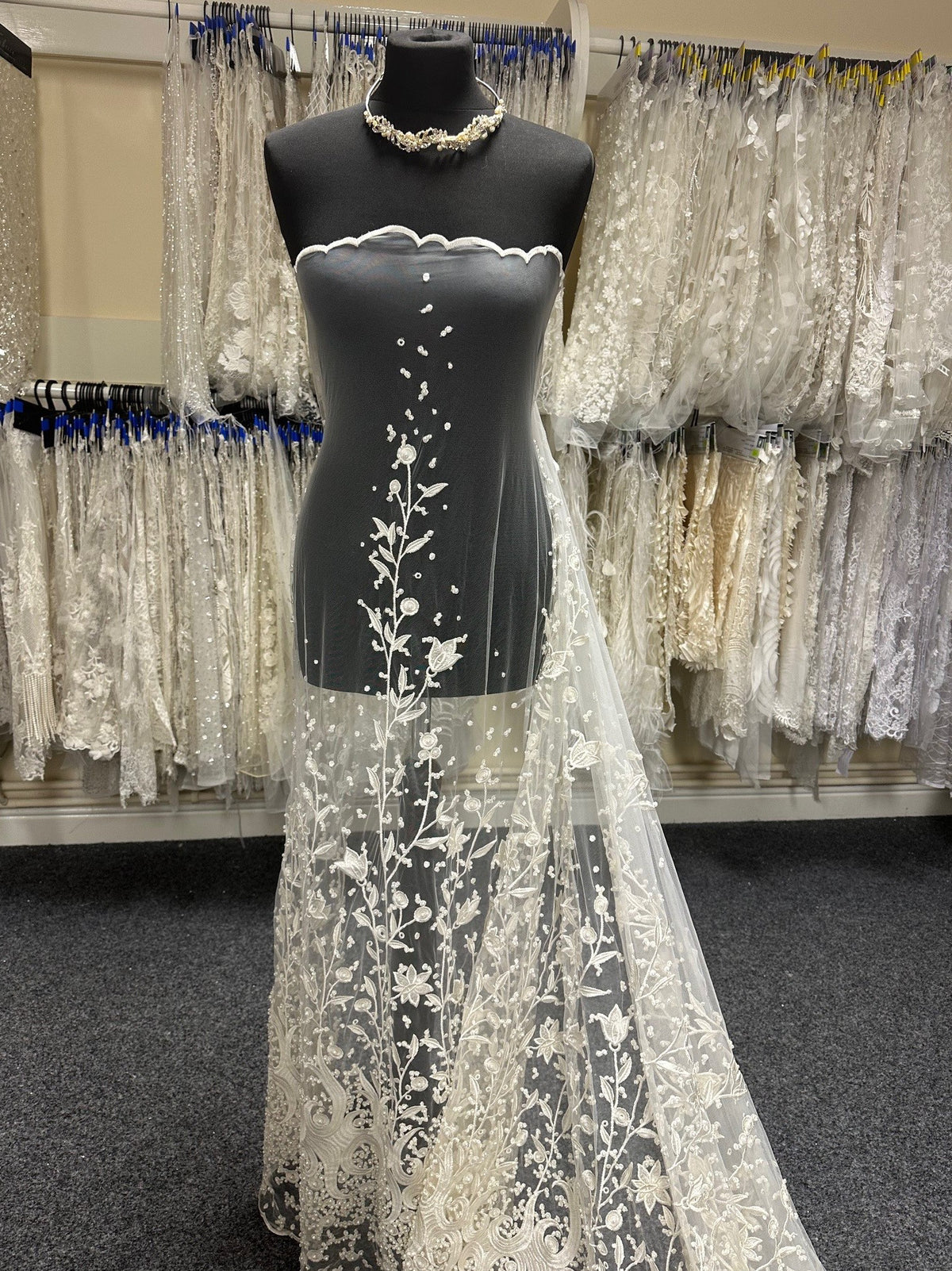 Elfenbeinfarbene Perlenspitze – Traum