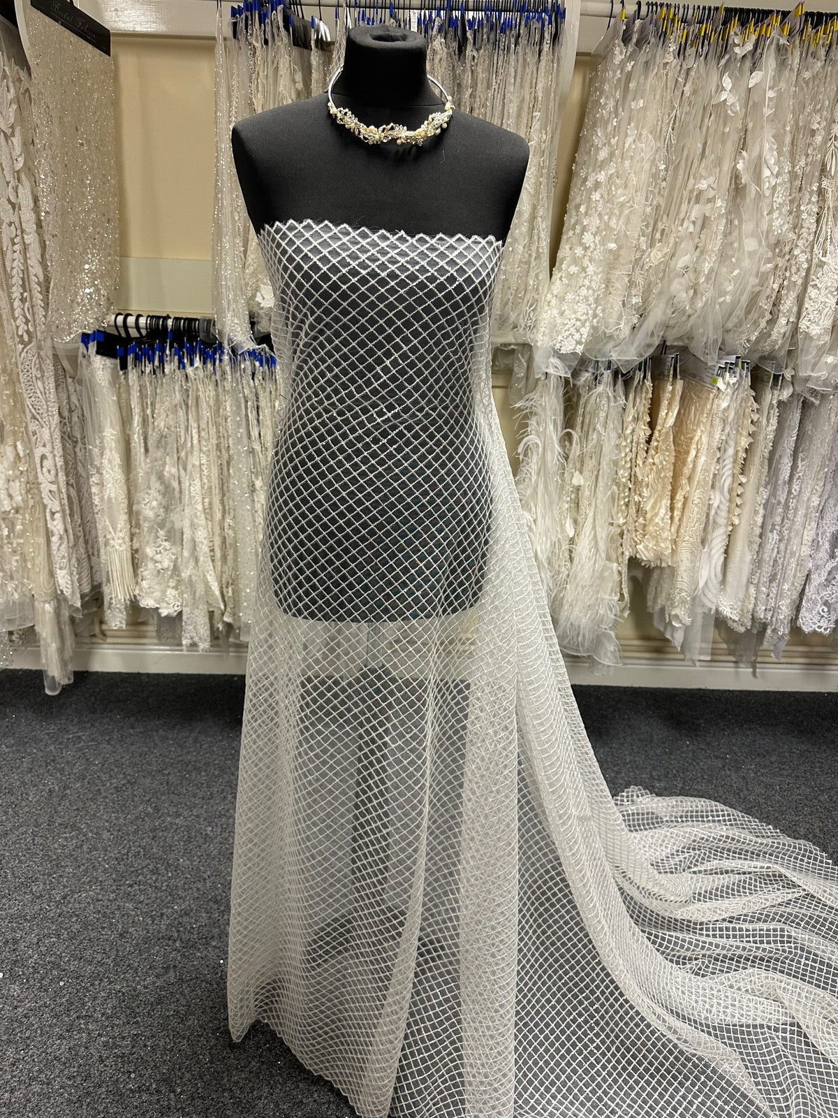 Elfenbeinfarbene Paillettenspitze – Überschwänglichkeit