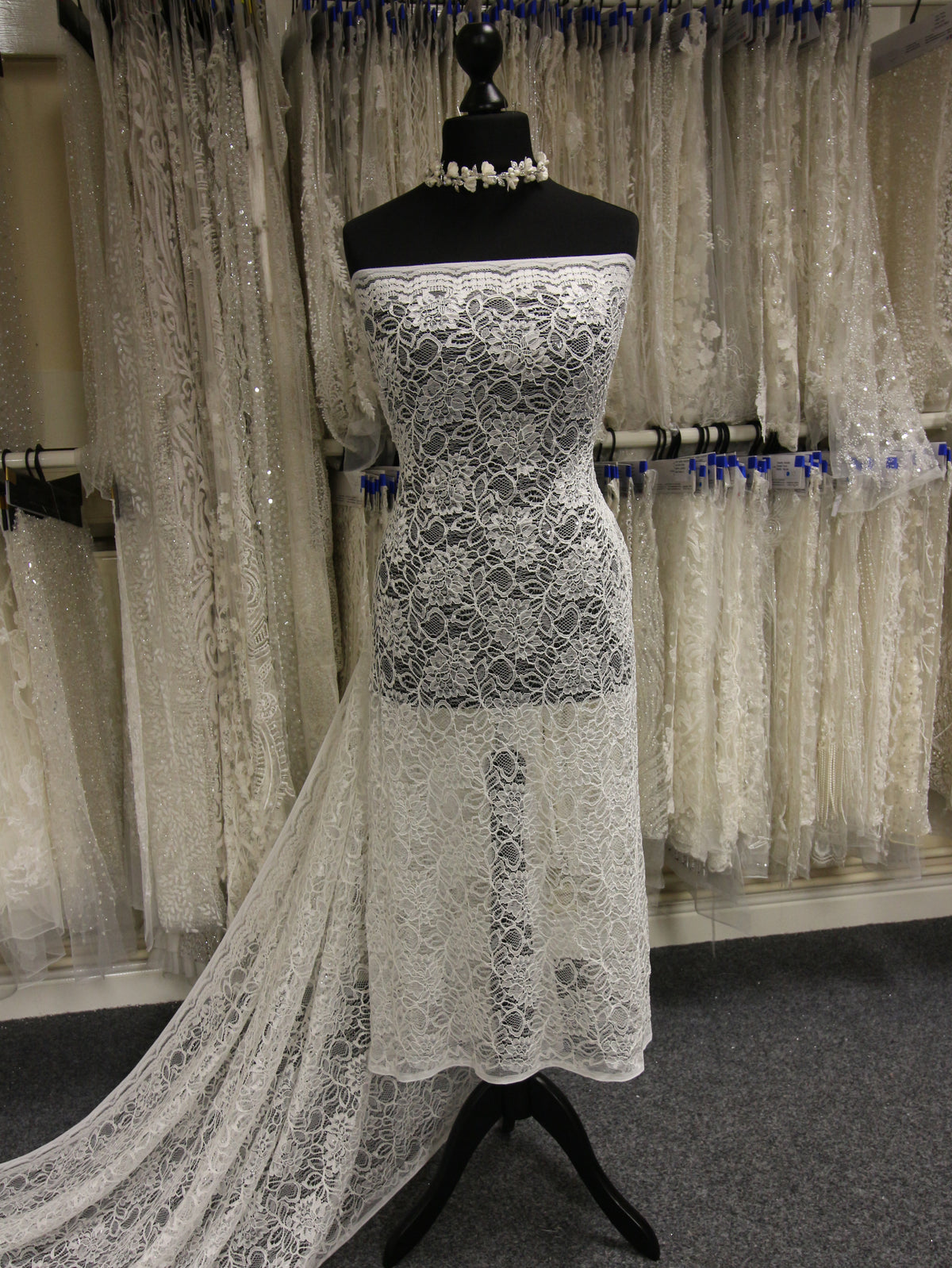 Elfenbeinfarbene Raschelspitze – Ezra