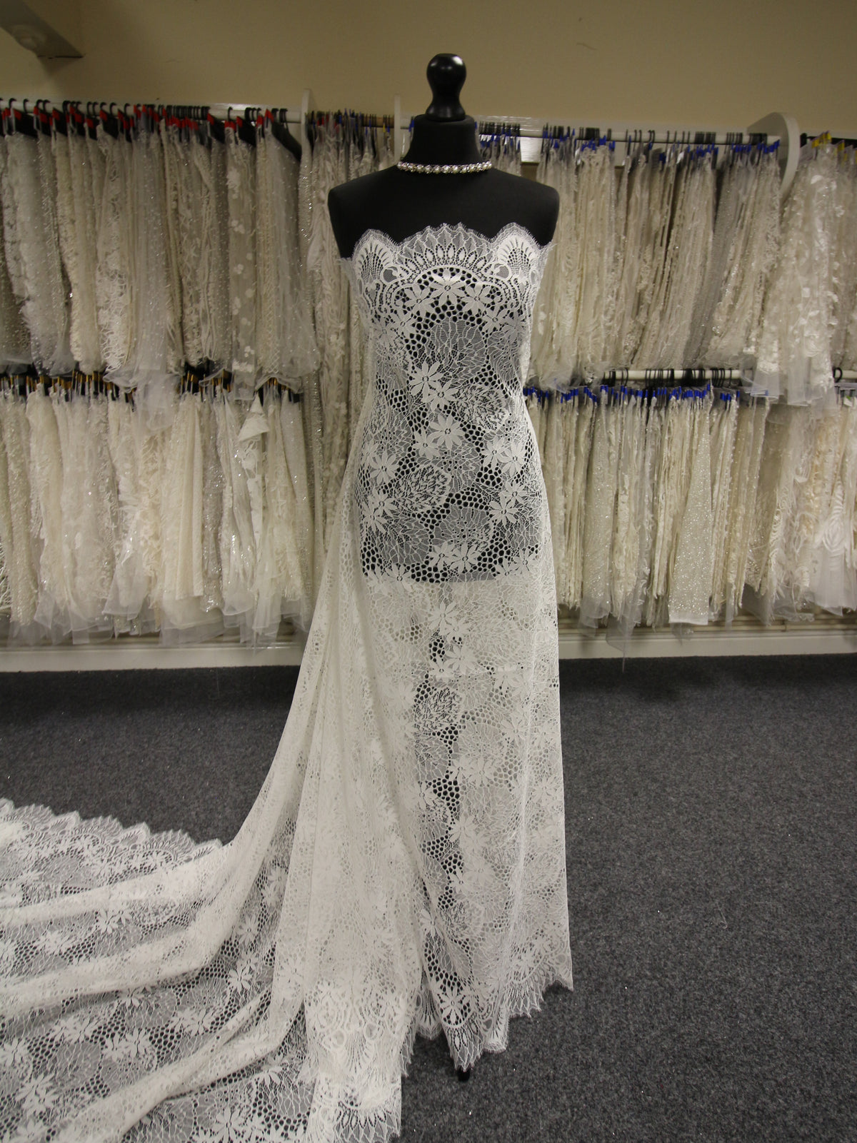 Elfenbeinfarbene Raschelspitze – Ferdinande