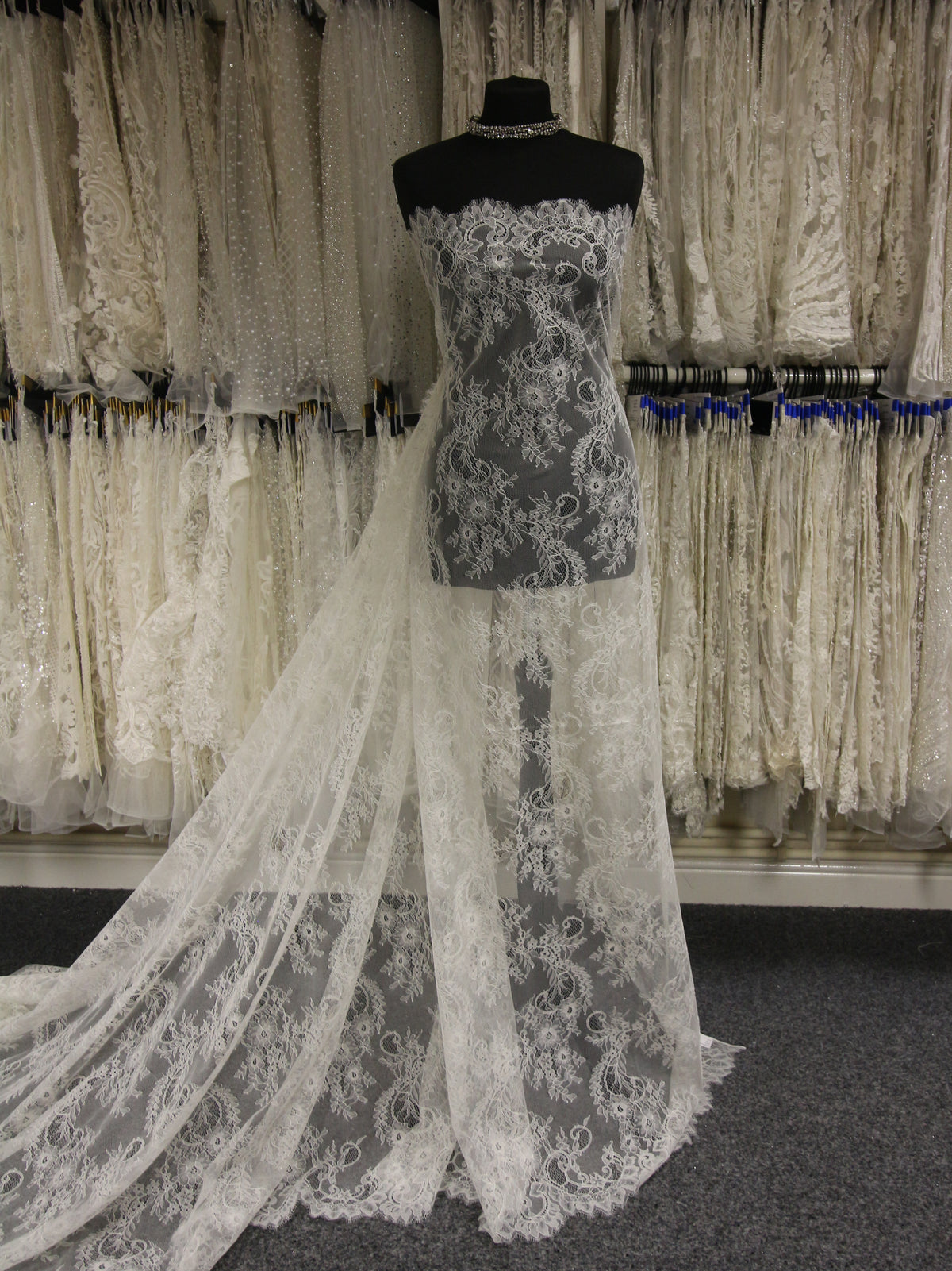 Elfenbeinfarbene Raschelspitze – Freya