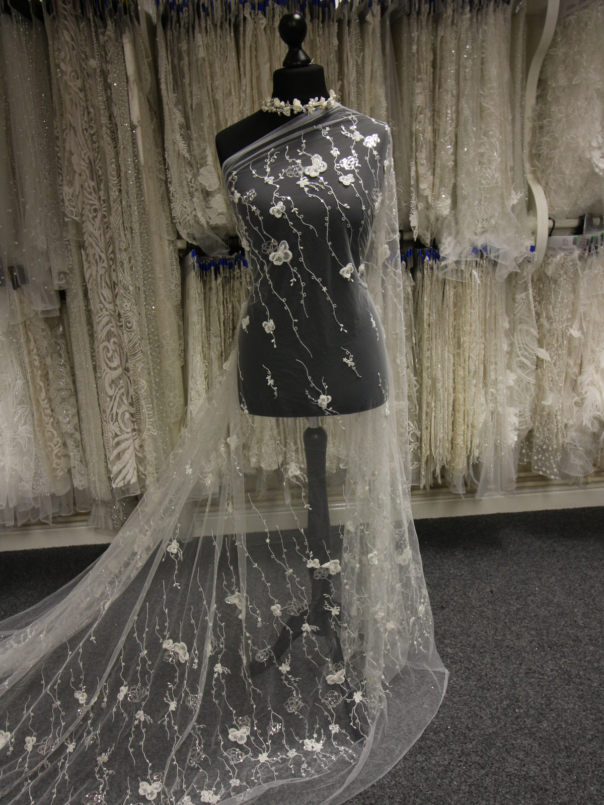 Elfenbeinfarbene, mit Perlen bestickte Spitze – Genka