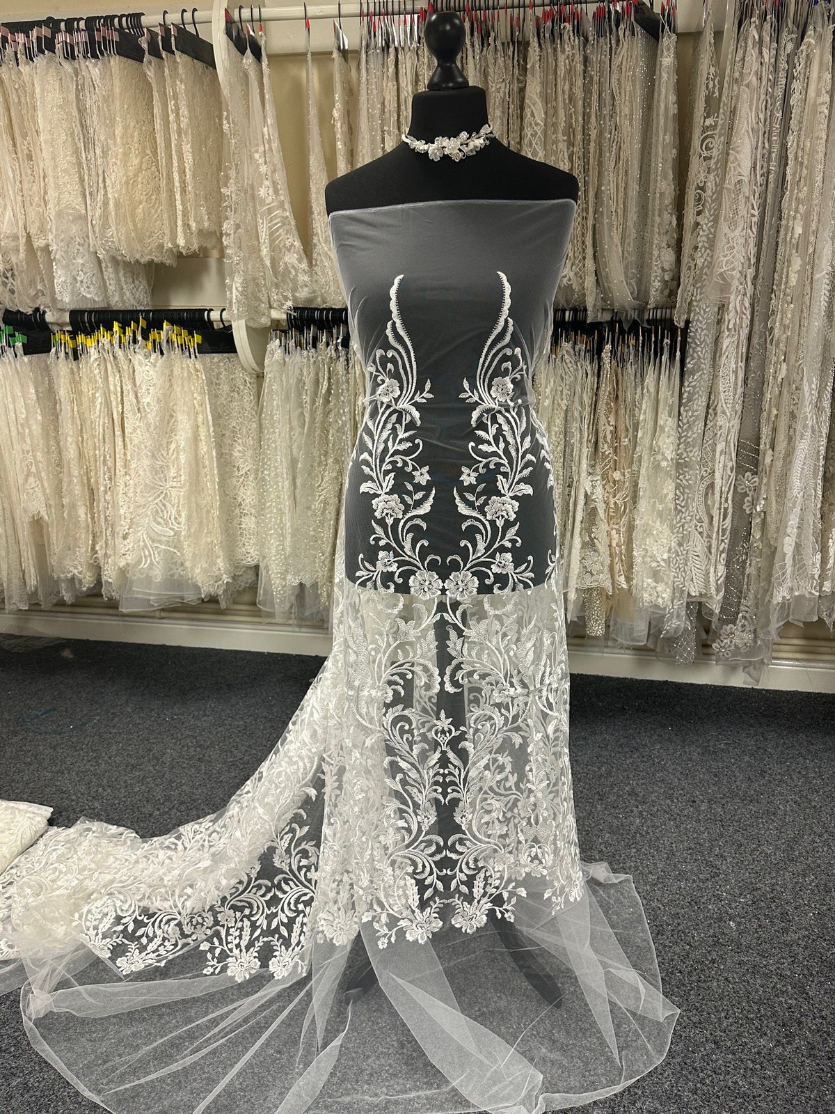 Elfenbeinfarbene, mit Pailletten besetzte Spitze – Gilma