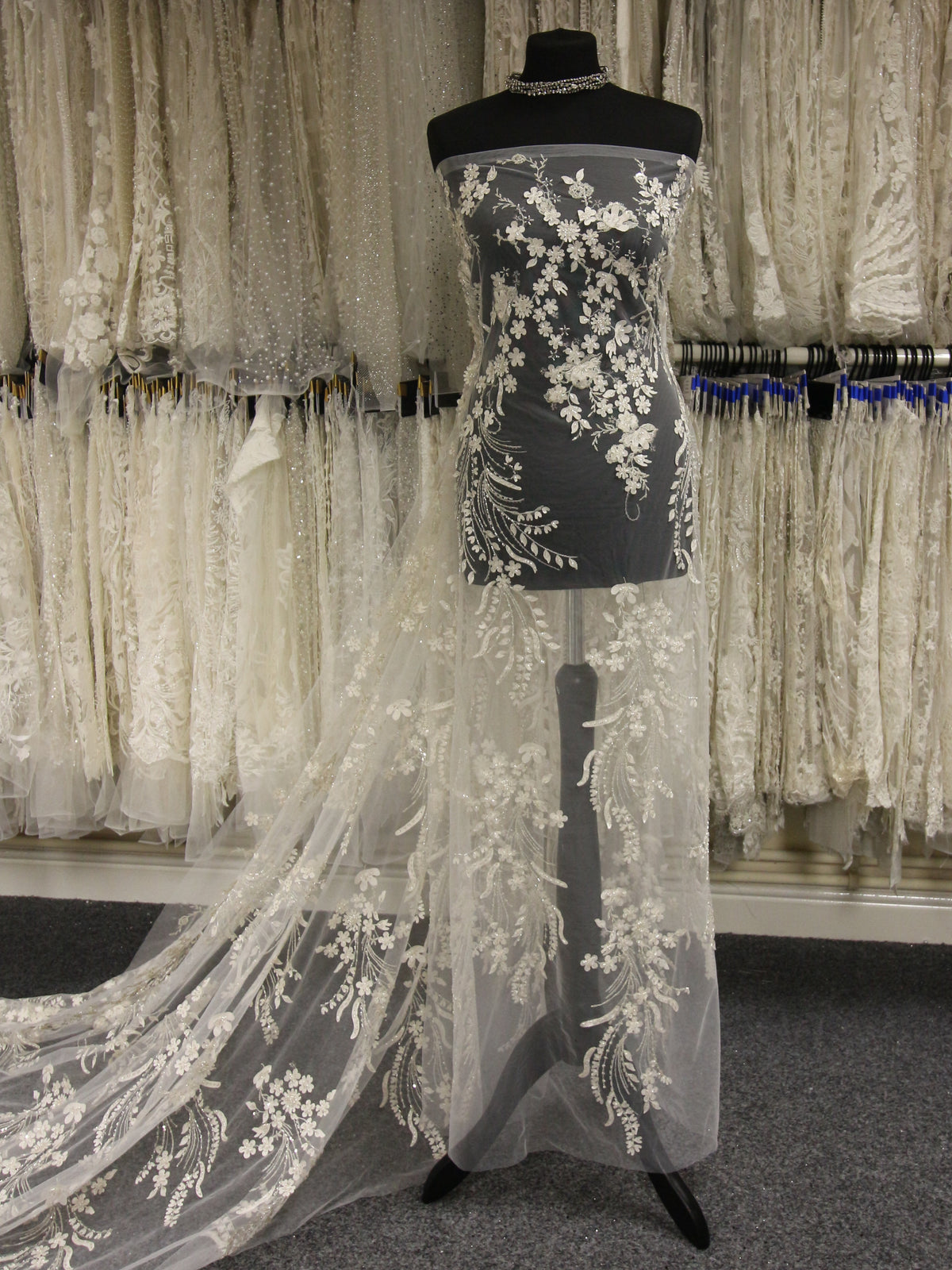 Elfenbeinfarbene Perlenspitze – Haldis