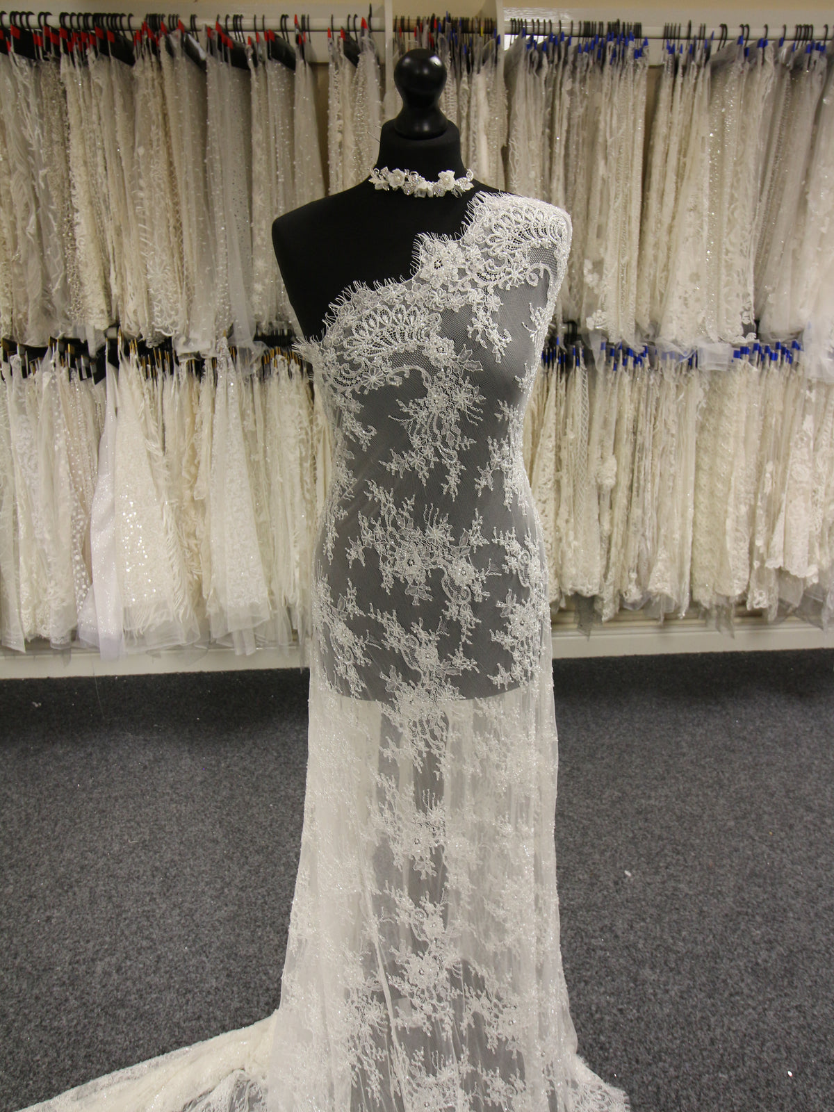 Elfenbeinfarbene handbestickte Raschel-Spitze – Henley