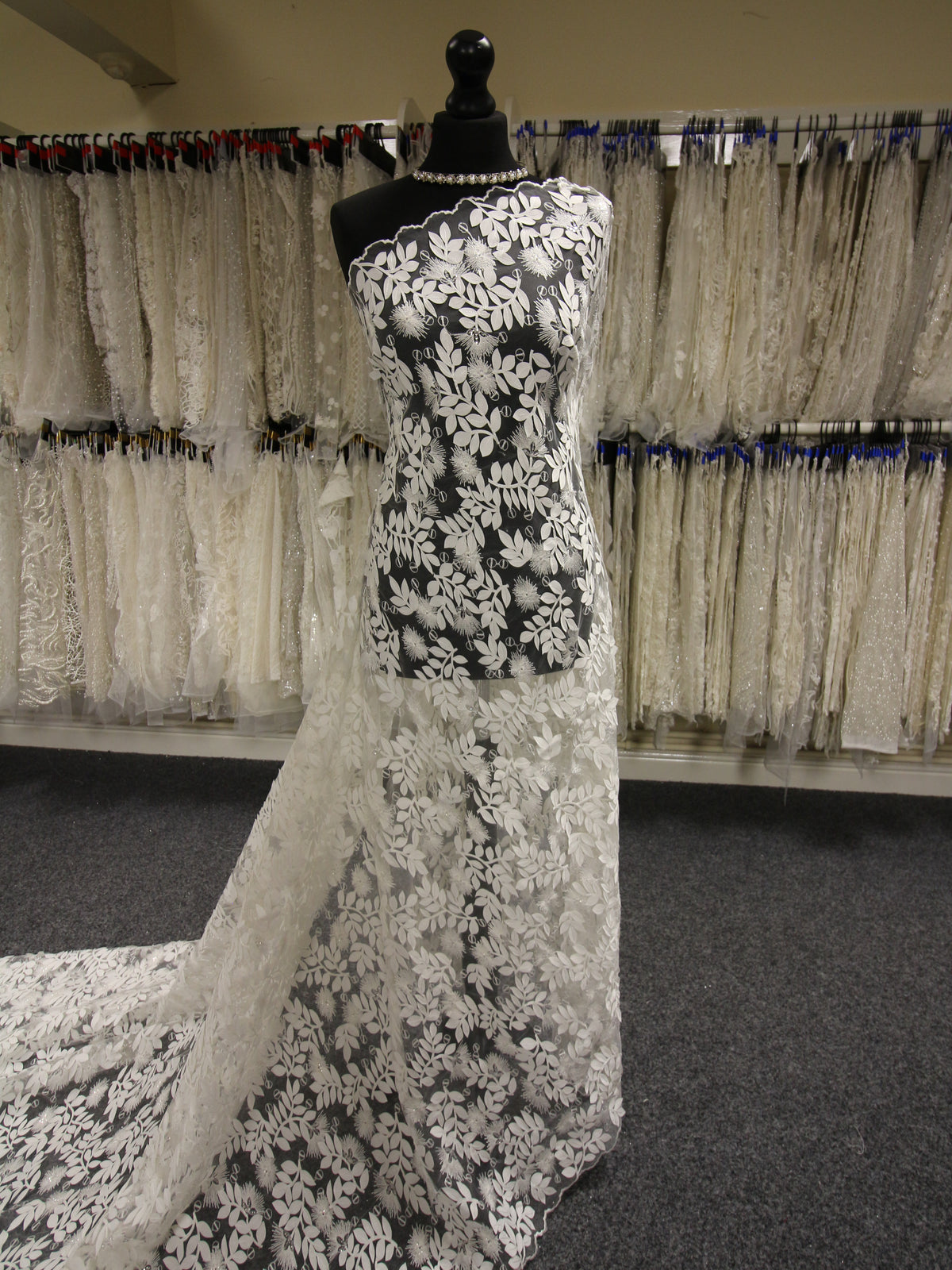 Elfenbeinfarbene, bestickte Laserspitze - Hetty