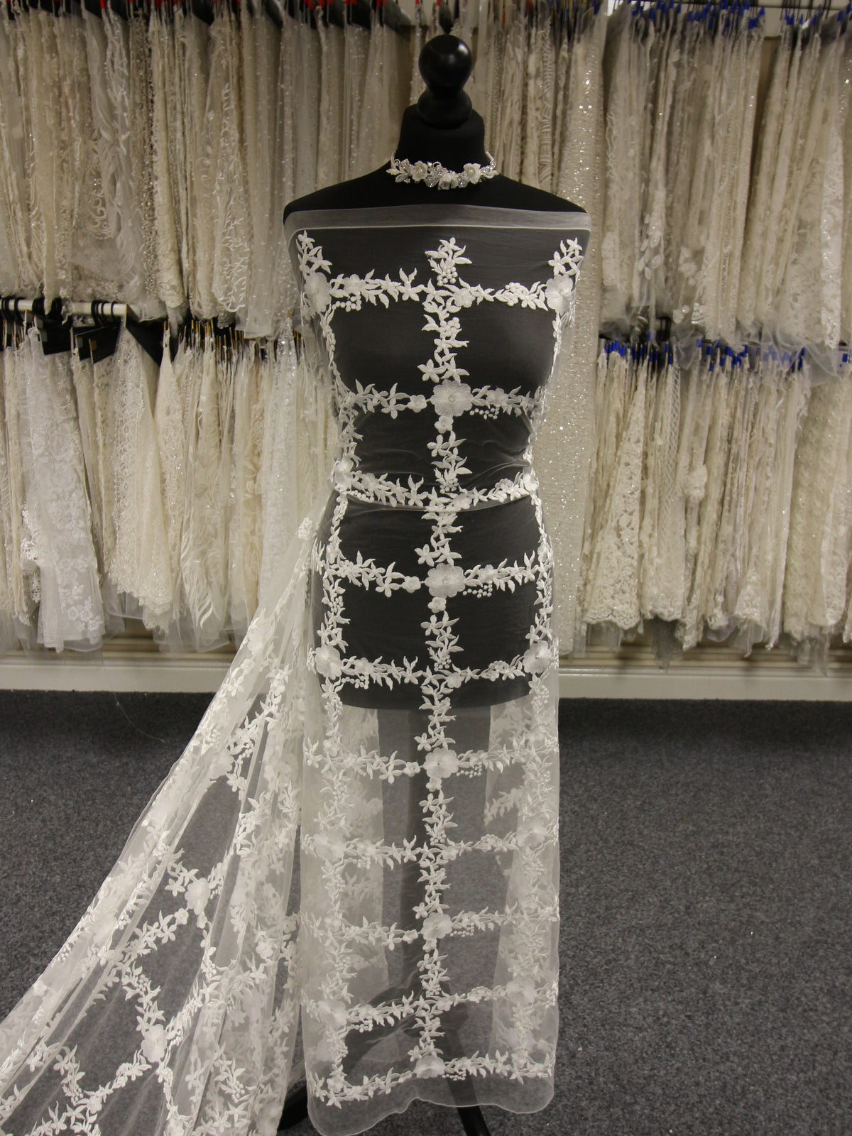 Elfenbeinfarbene bestickte Spitze – Irene