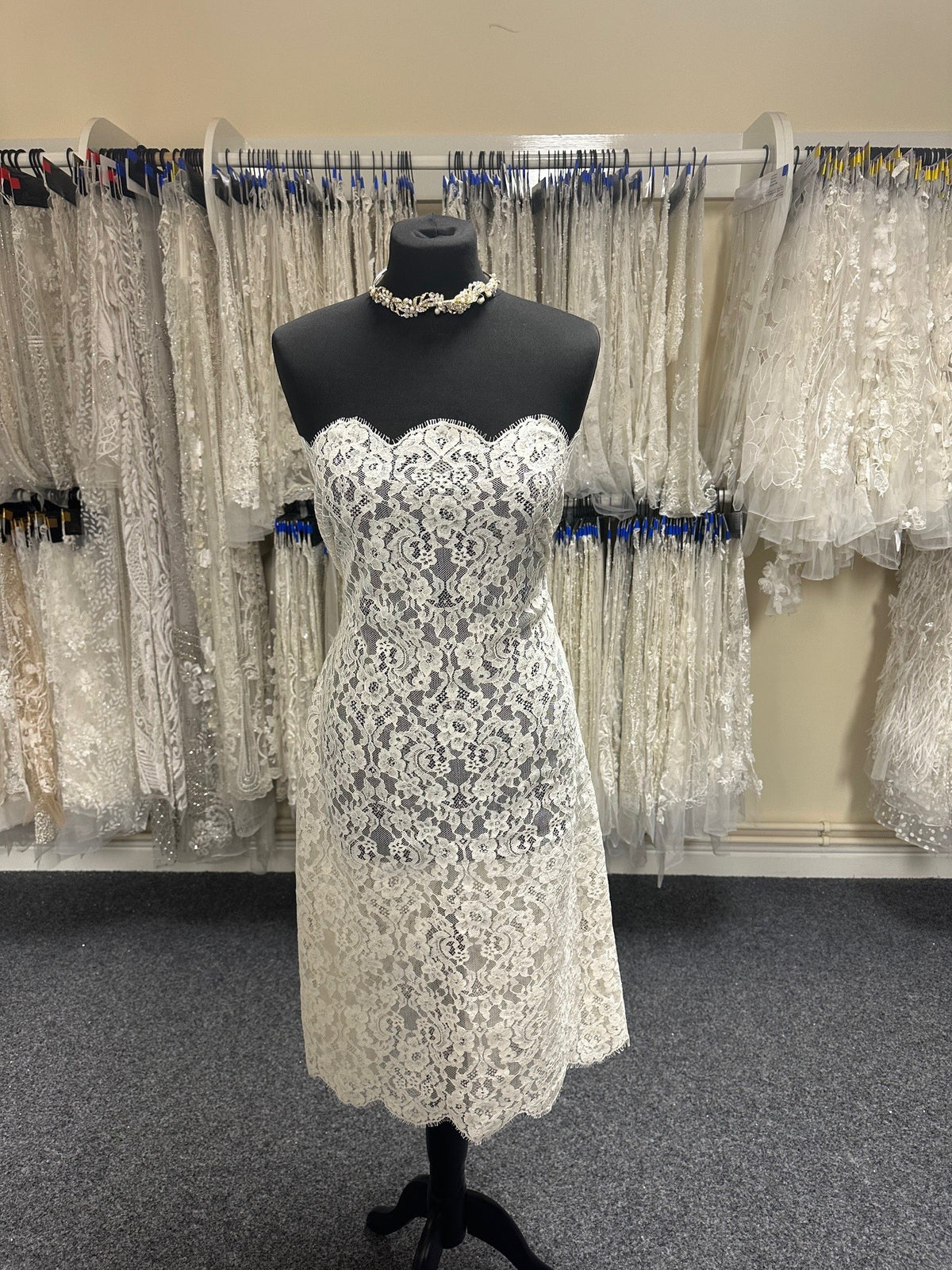 Elfenbeinfarbene Chantilly-Spitze – Ivanna