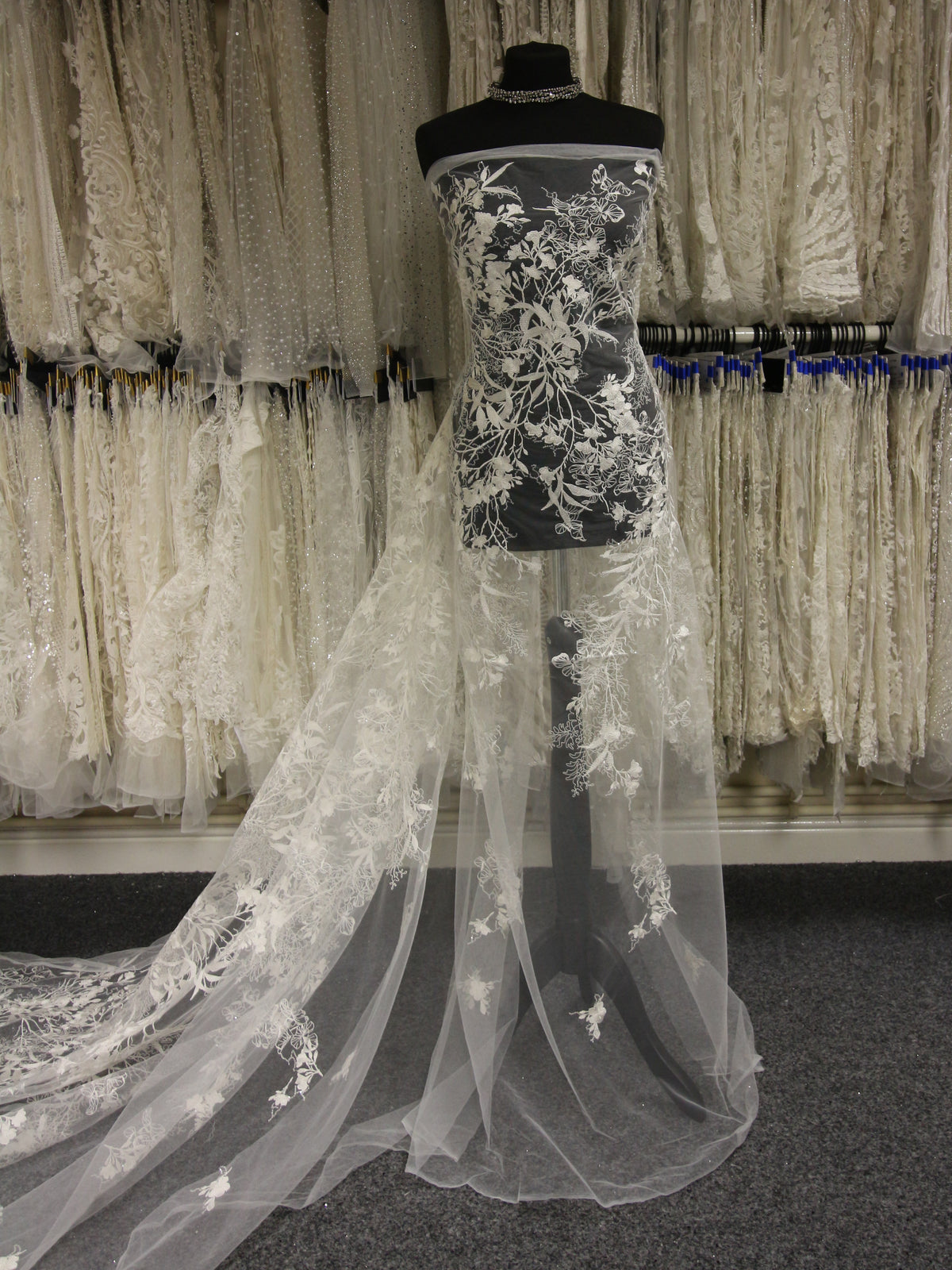 Elfenbeinfarbene bestickte Spitze – Joan