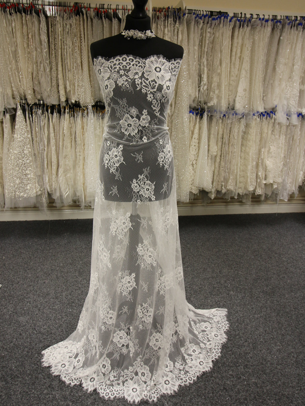 Elfenbeinfarbene, leichte Raschelspitze – Kasiana