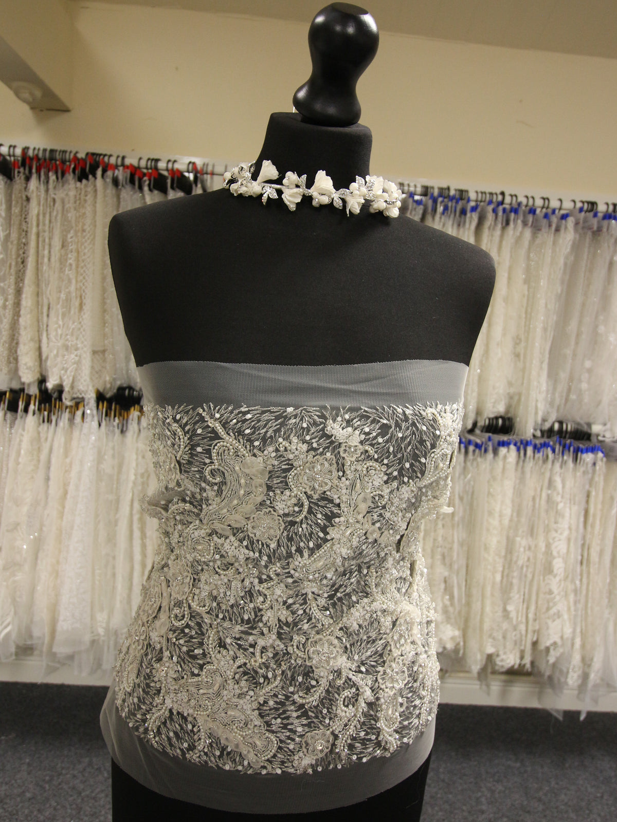 Elfenbeinfarbene Perlenspitze – Lanisha