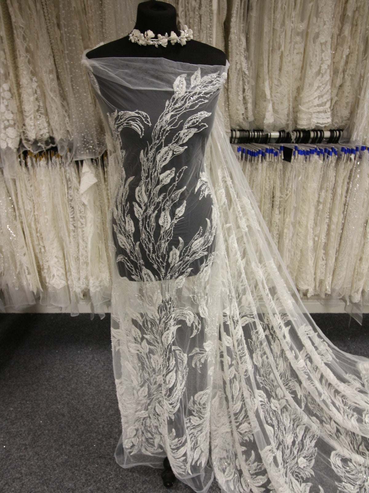 Elfenbeinfarbene Perlenstickereispitze – Leonella