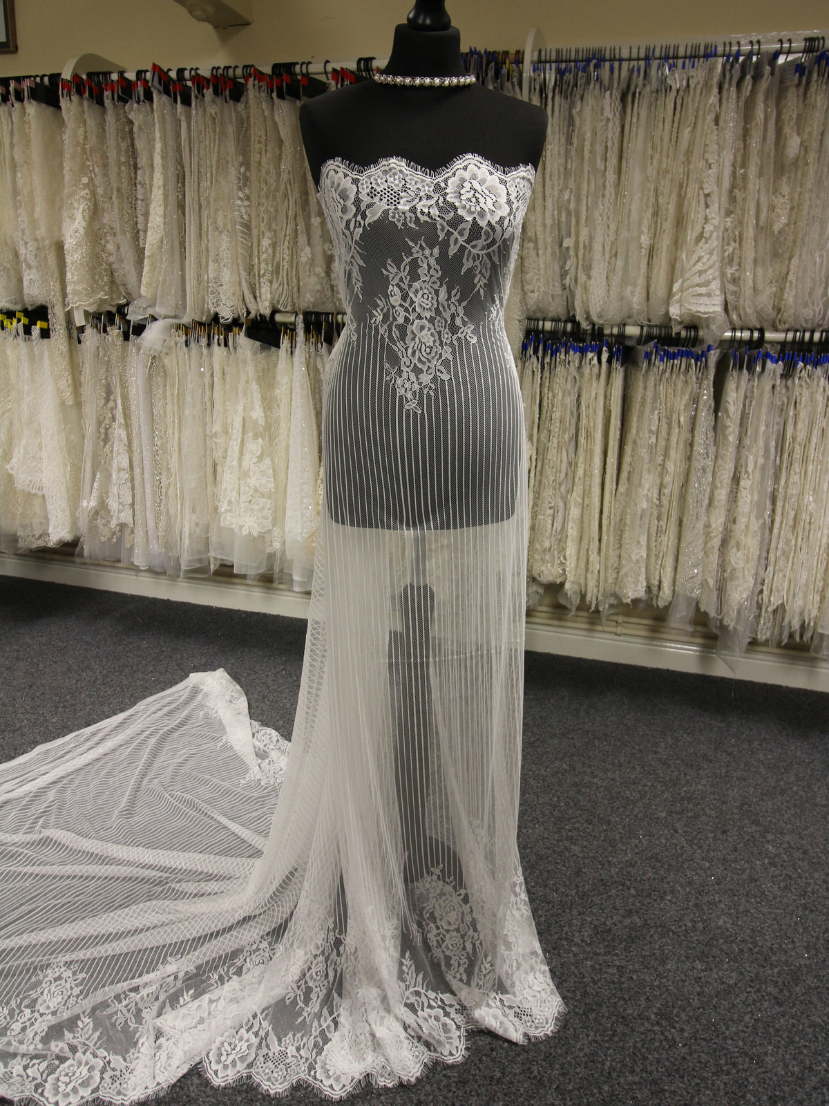 Elfenbeinfarbene Raschelspitze – Macey