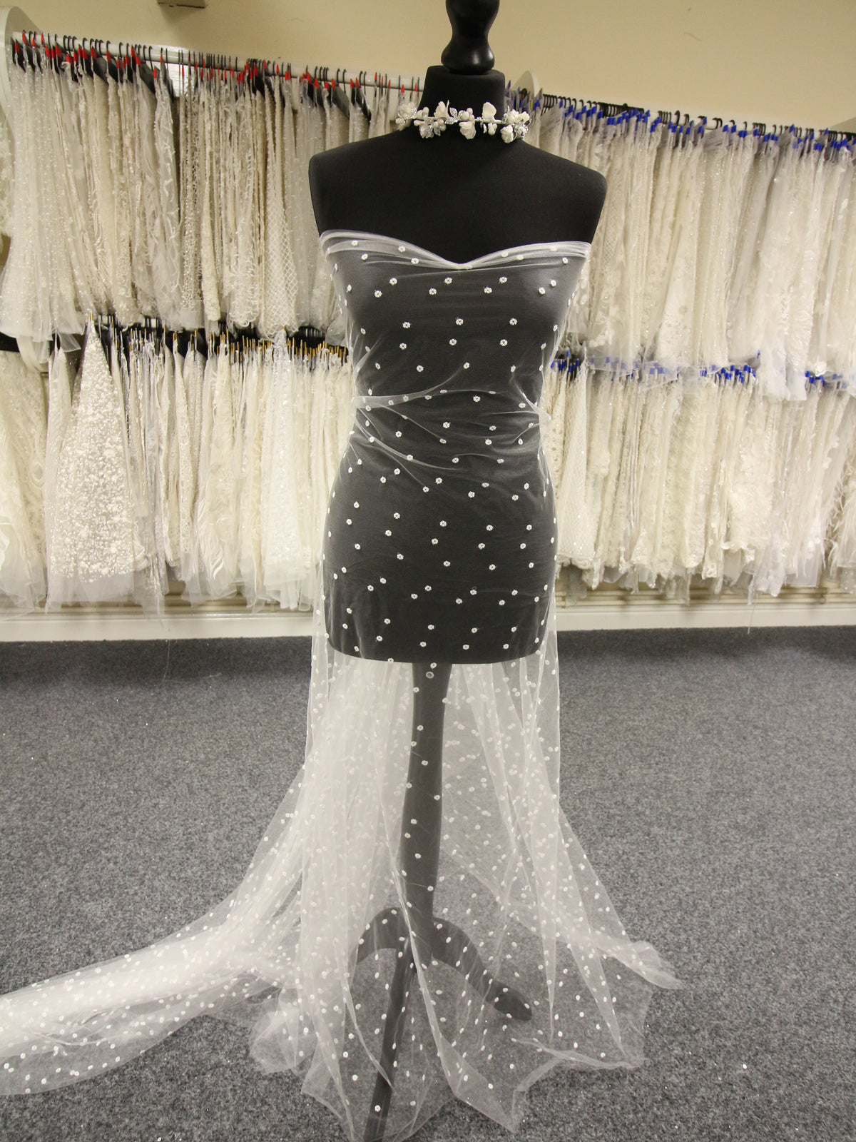 Elfenbeinfarbene Stickereispitze – Malou