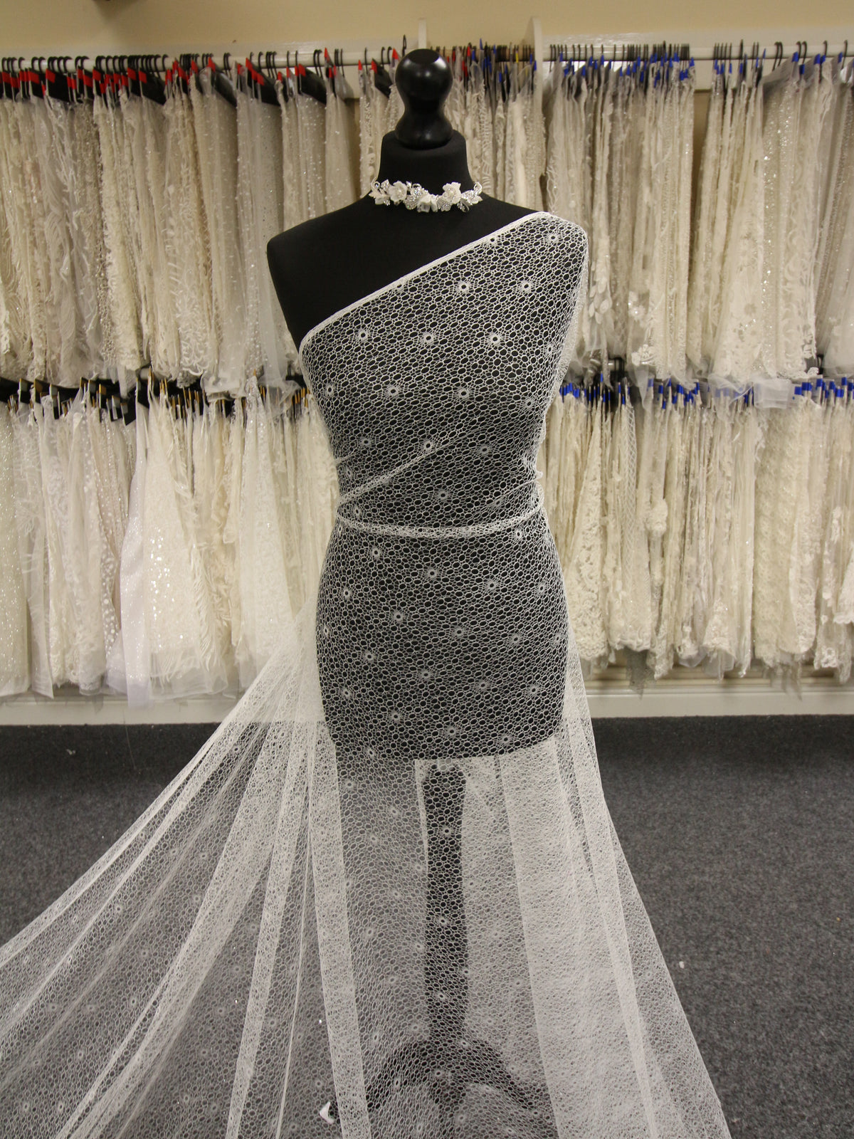 Elfenbeinfarbene Raschelspitze – Merilee