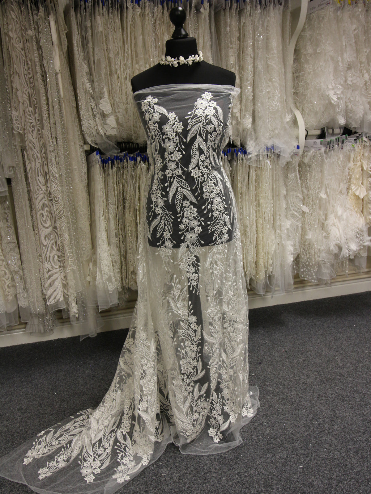 Elfenbeinfarbene Stickereispitze – Monaco