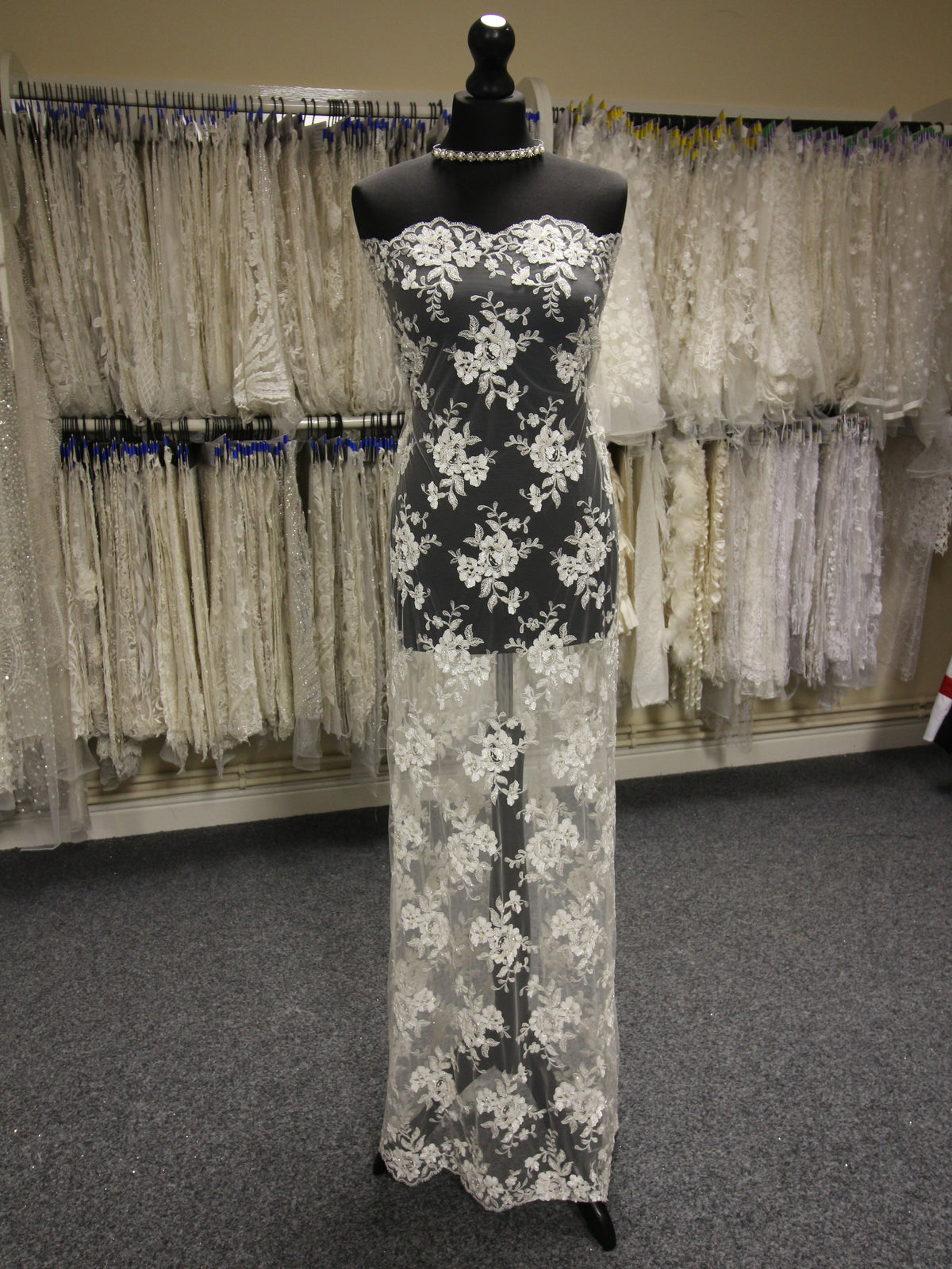 Elfenbeinfarbene Perlenspitze – Monica