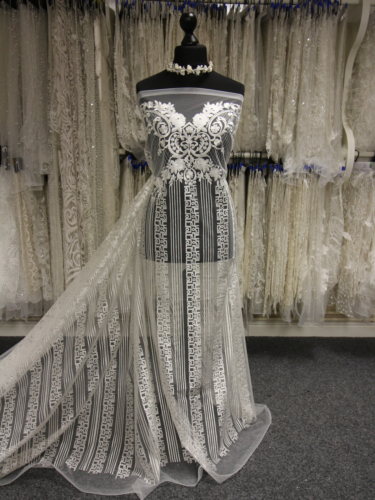 Elfenbeinbestickte Spitze - Novalie