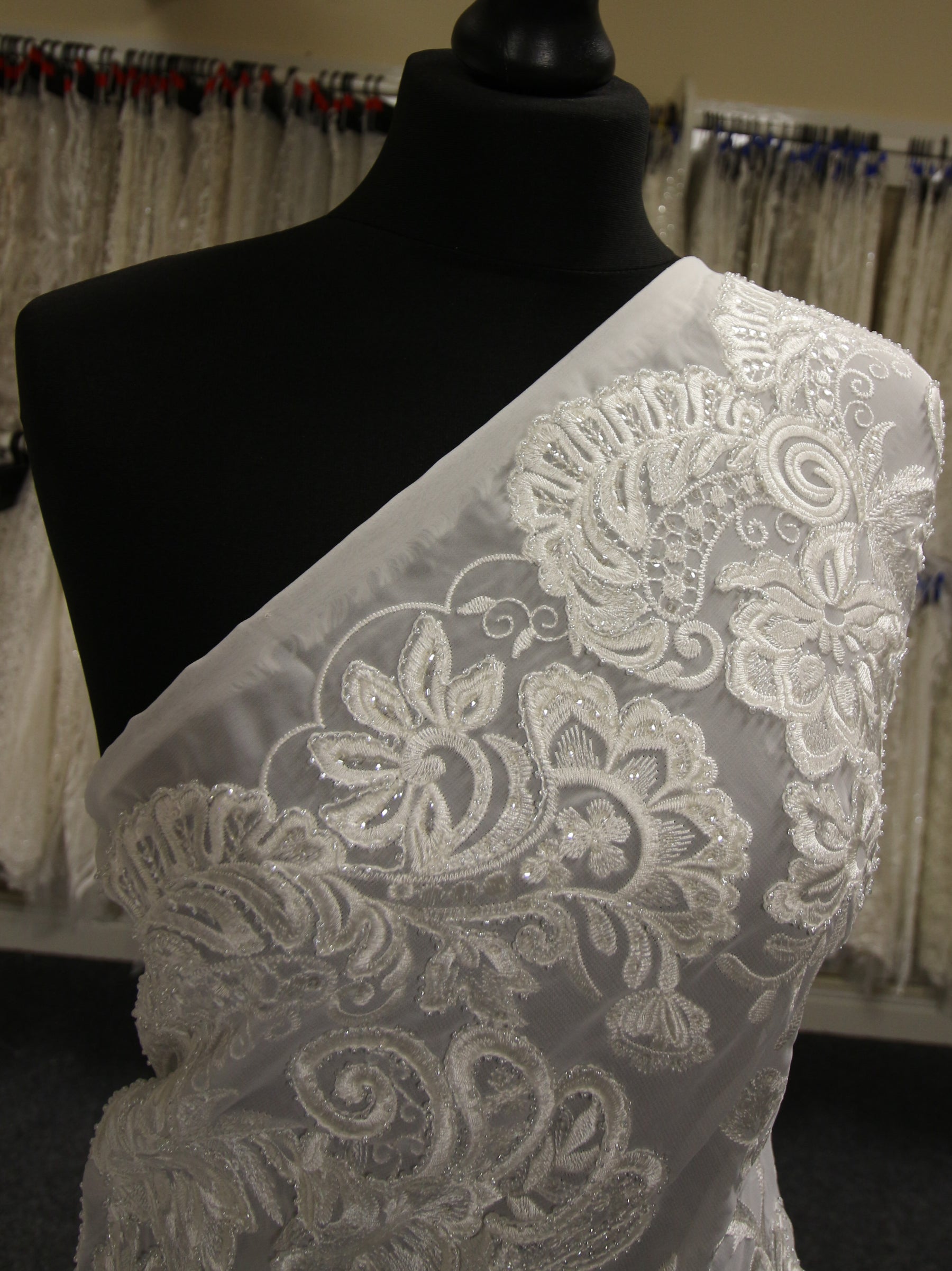 Elfenbeinfarbene Chiffon-Spitze – Leidenschaft