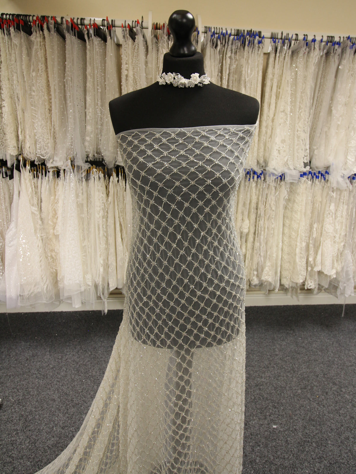 Elfenbeinfarbene, handbesetzte Spitze – Patience