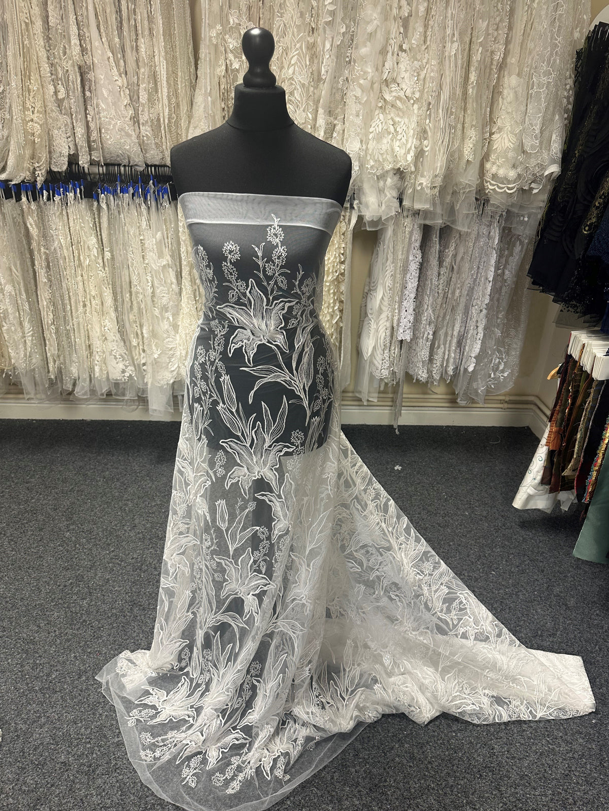 Elfenbeinfarbene Stickereispitze – Raya