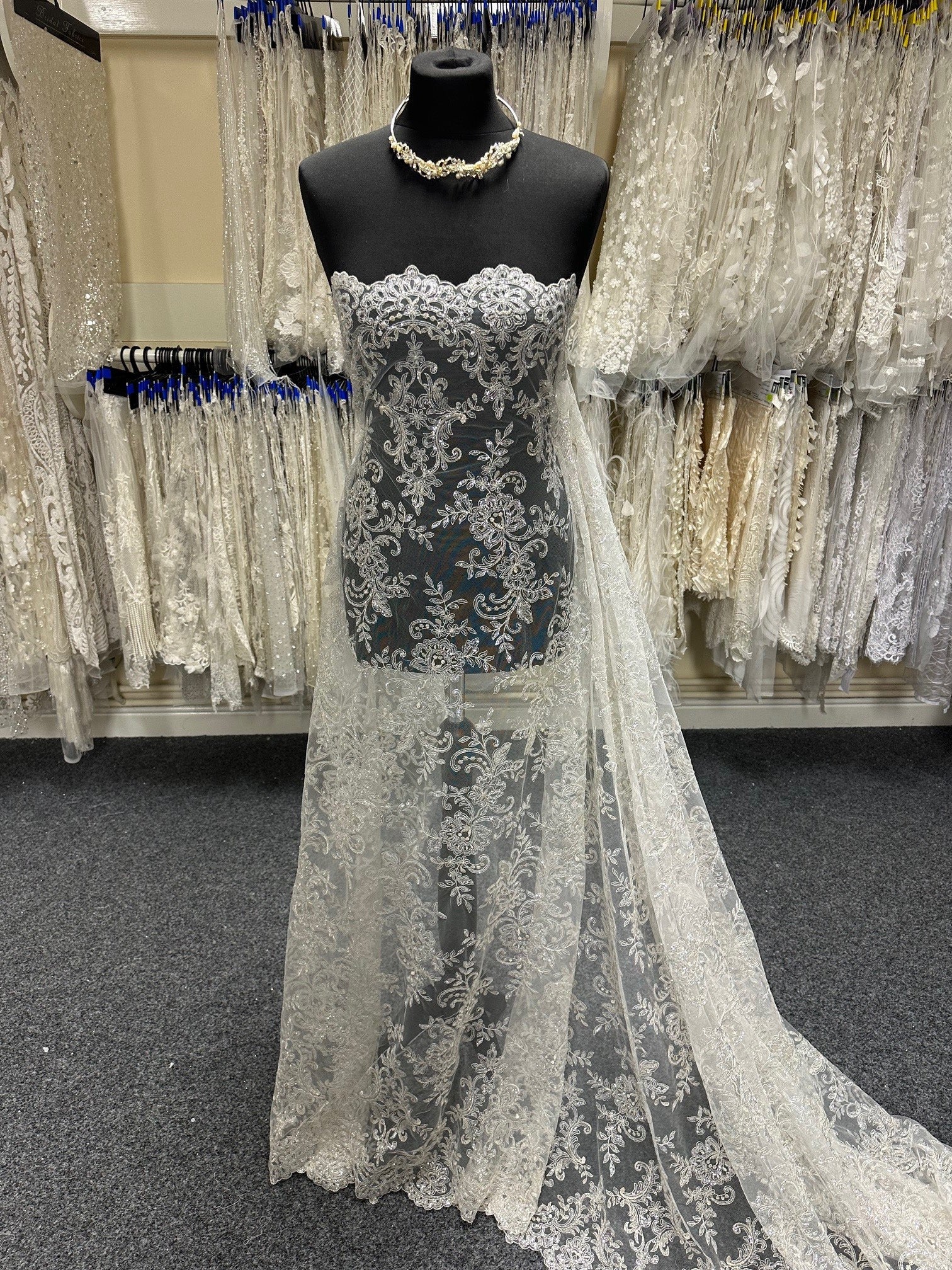 Elfenbeinfarbene Spitze im Vintage-Stil – Robyn