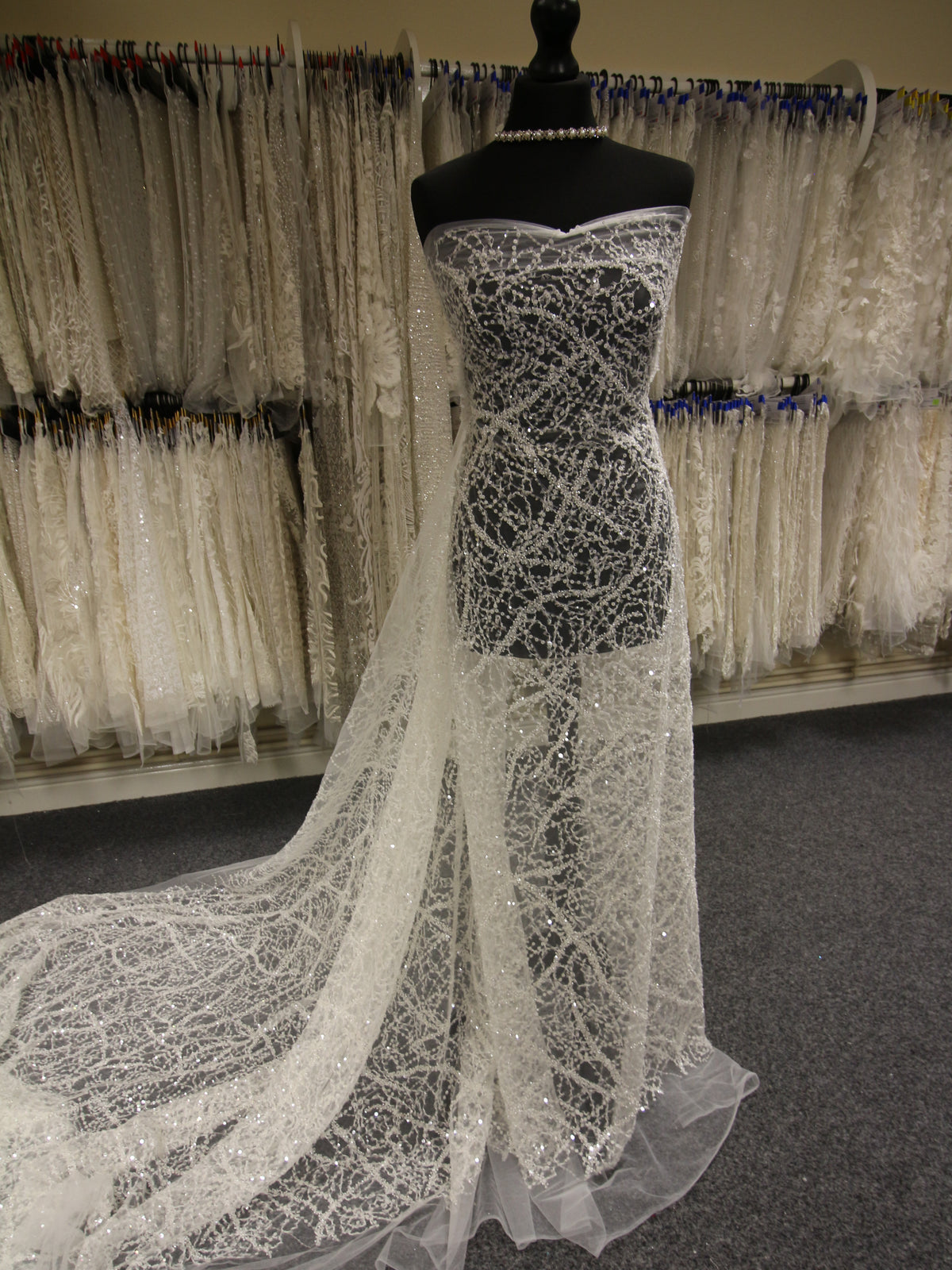 Elfenbeinfarbene, mit Pailletten verzierte Spitze – Rosamund