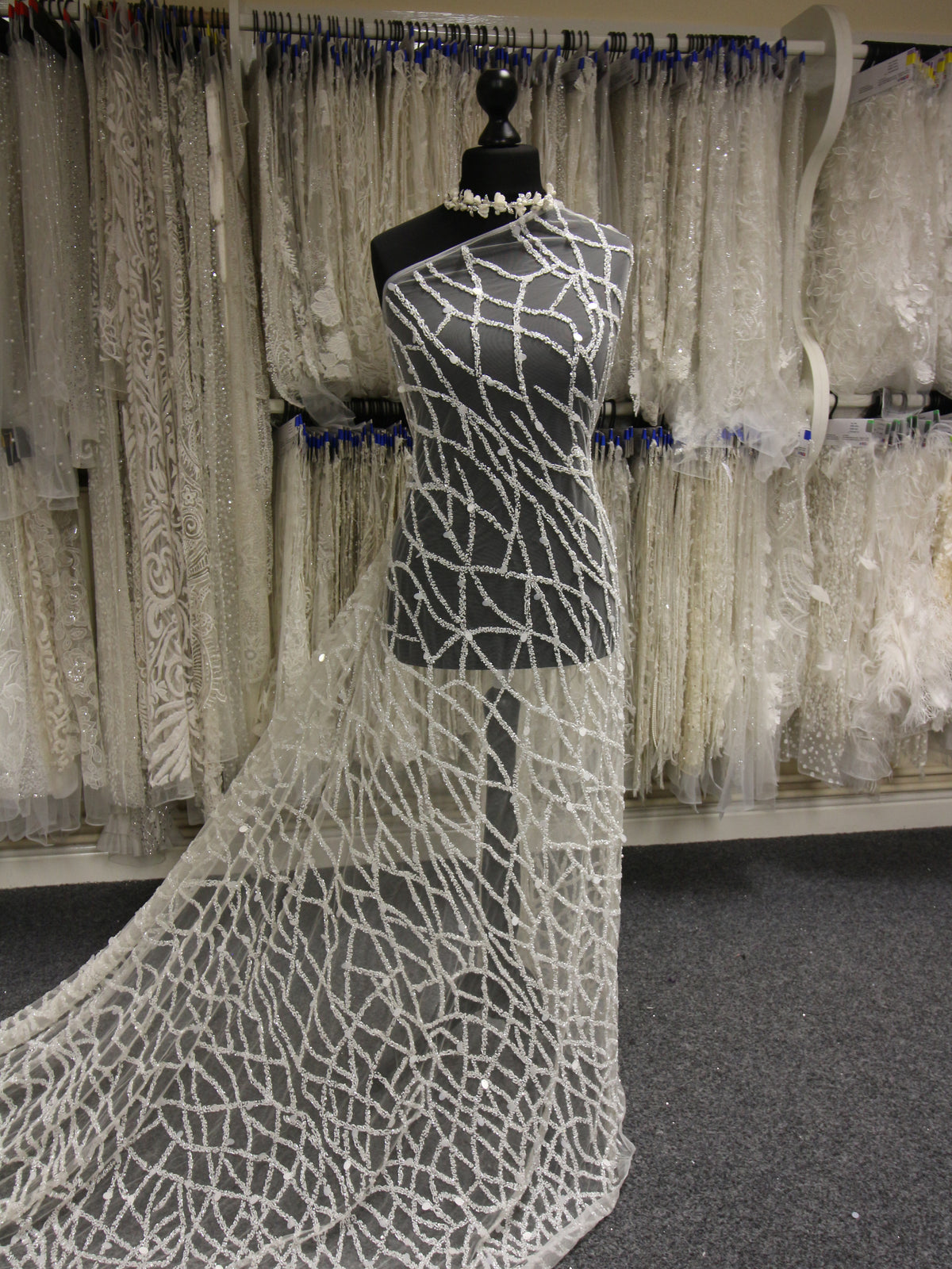 Elfenbeinfarbene Perlenspitze – Saffy