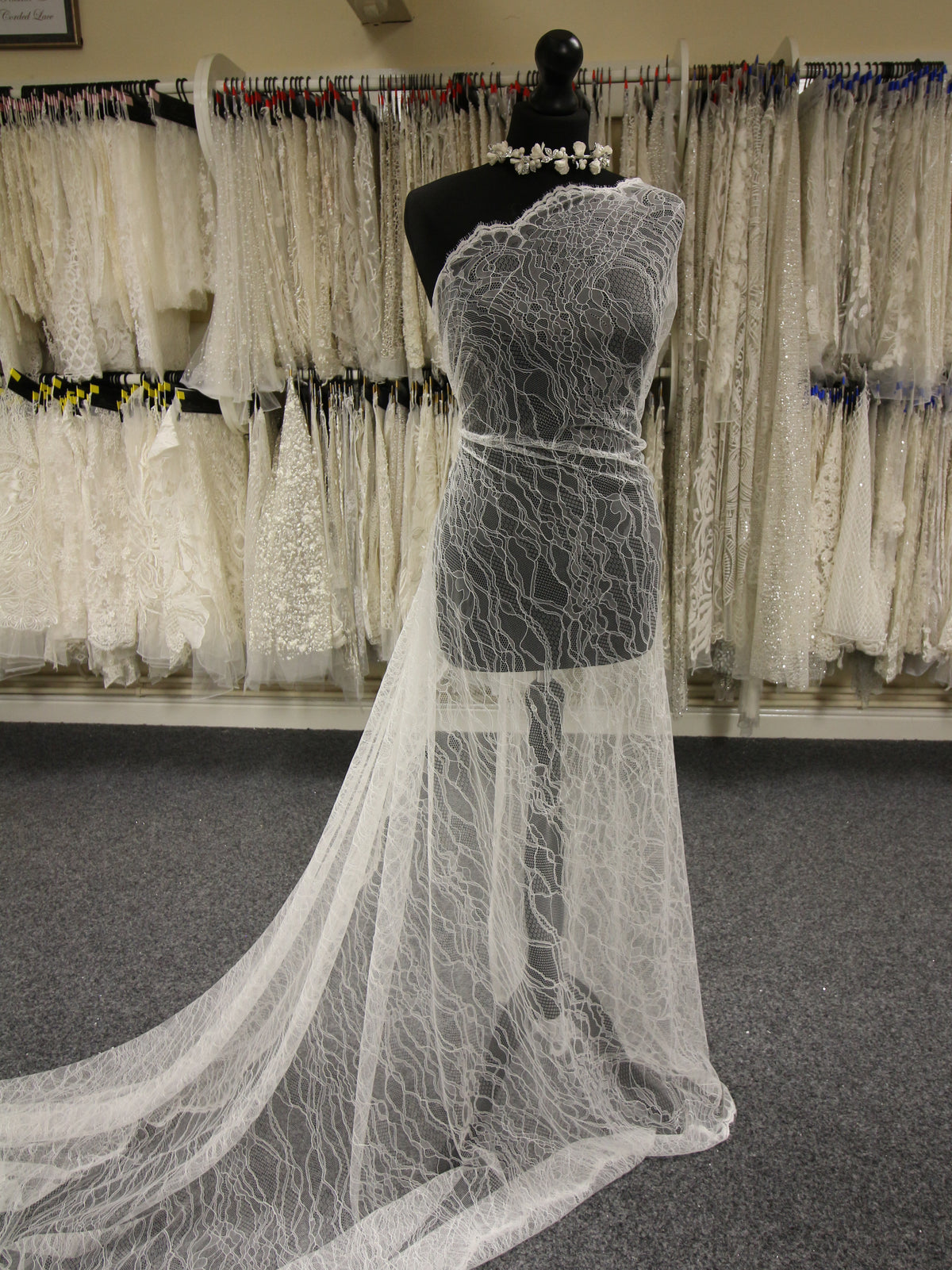 Elfenbeinfarbene Raschelspitze – Sallopine