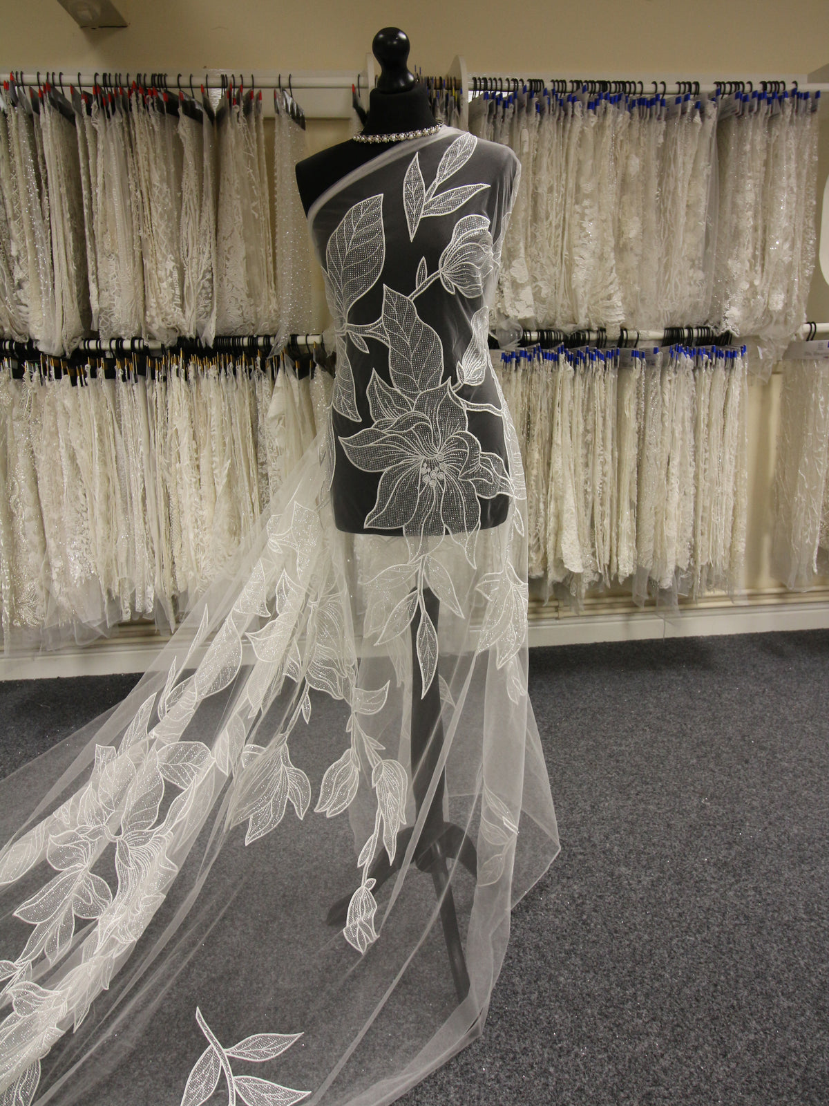 Elfenbeinfarbene bestickte Spitze – Savon