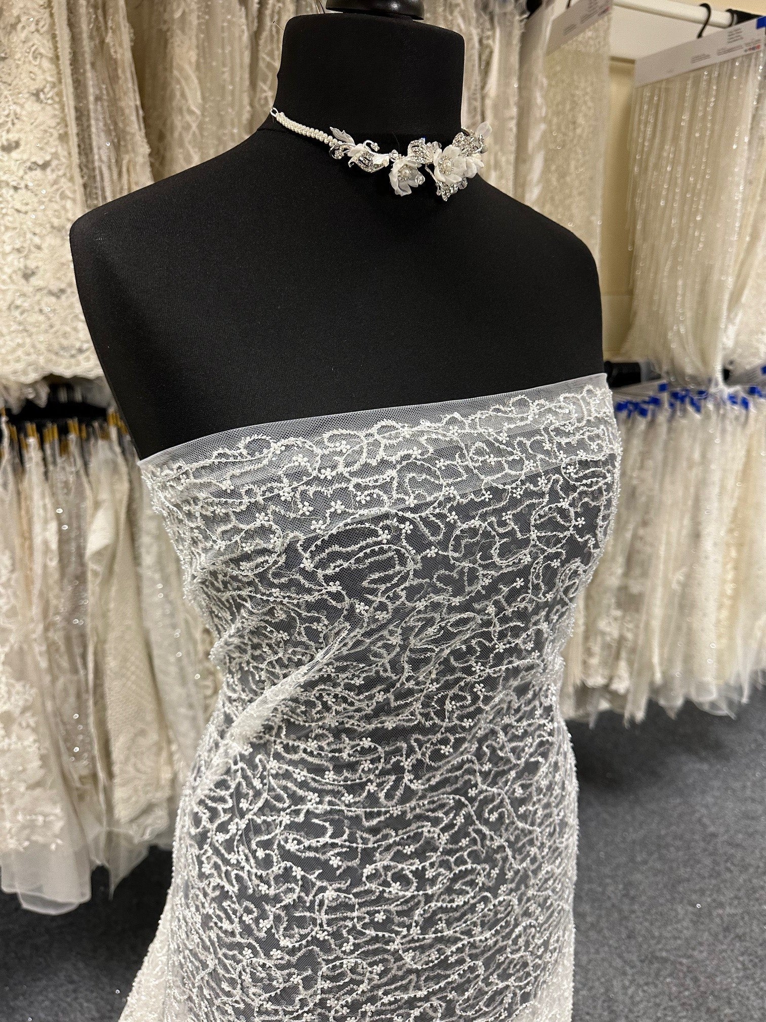 Elfenbeinfarbene bestickte Spitze – Severine
