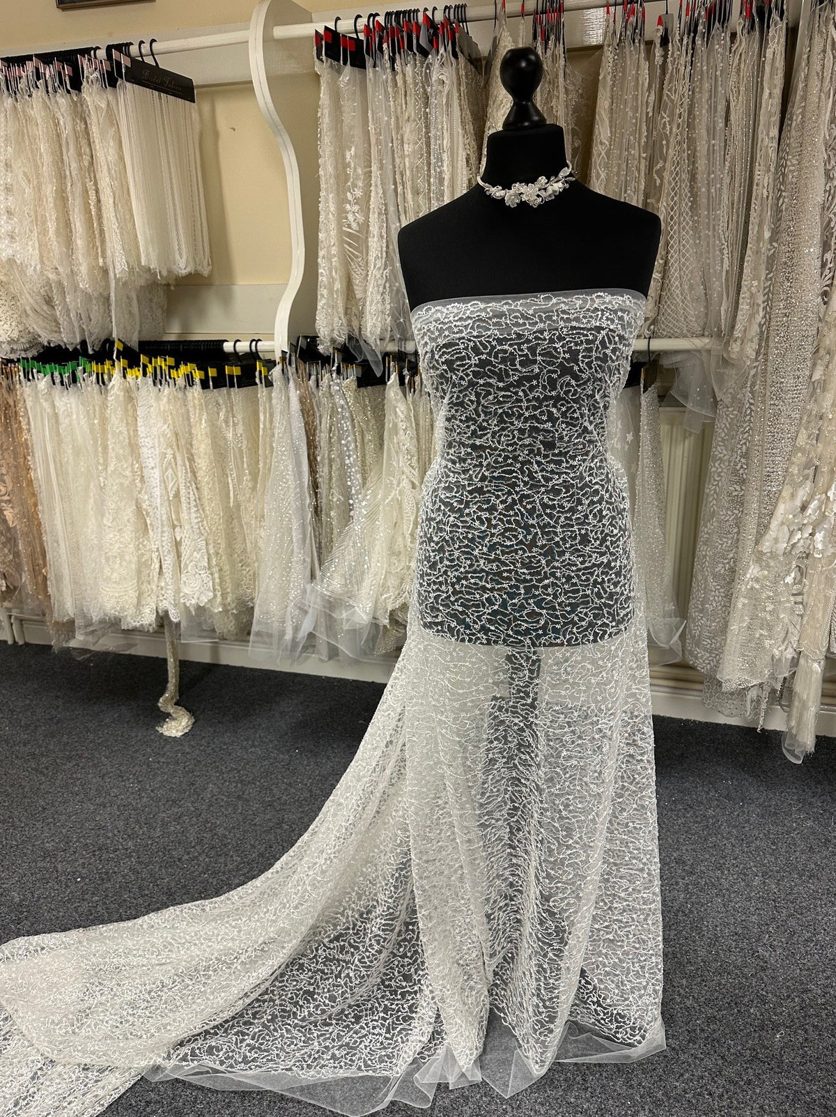 Elfenbeinfarbene bestickte Spitze – Severine