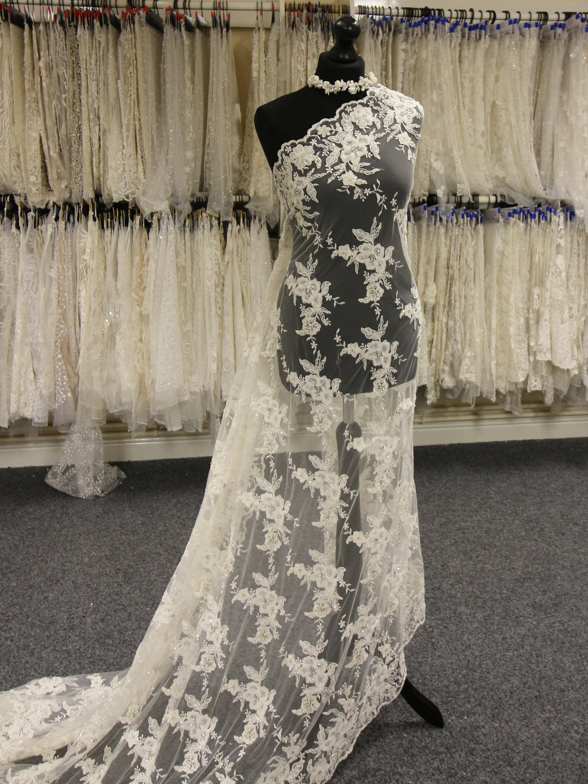 Elfenbeinfarbene Perlenspitze – Simone