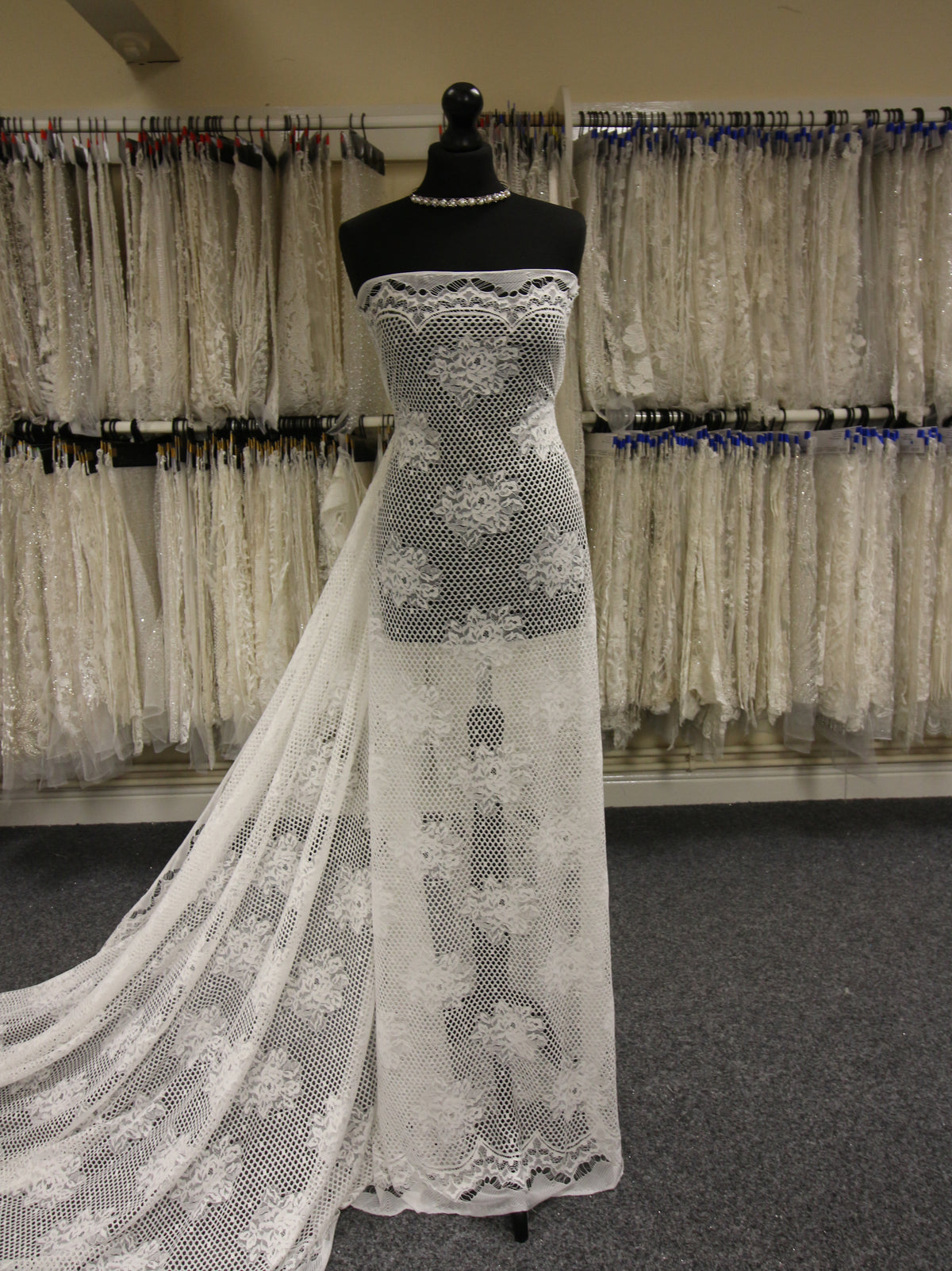 Elfenbeinfarbene Raschelspitze – Skylar