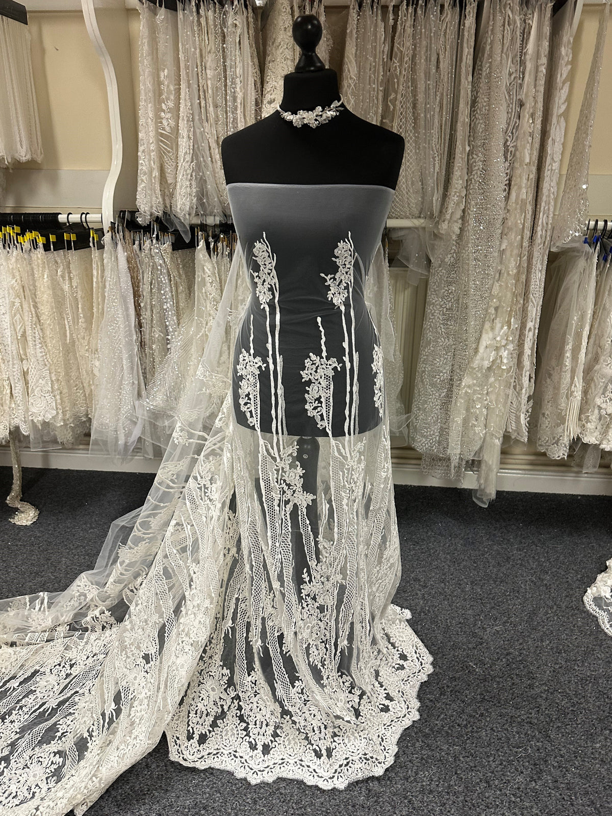 Elfenbeinfarbene bestickte Spitze – Sonnenschein