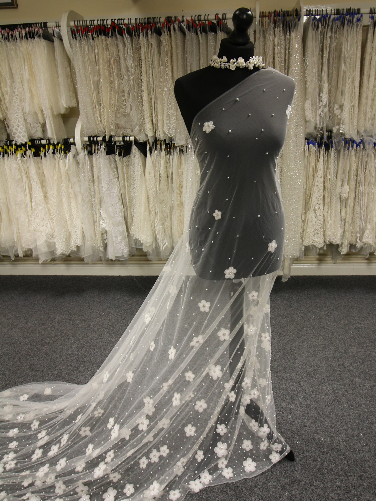 Elfenbeinfarbene Perlenspitze – Suri