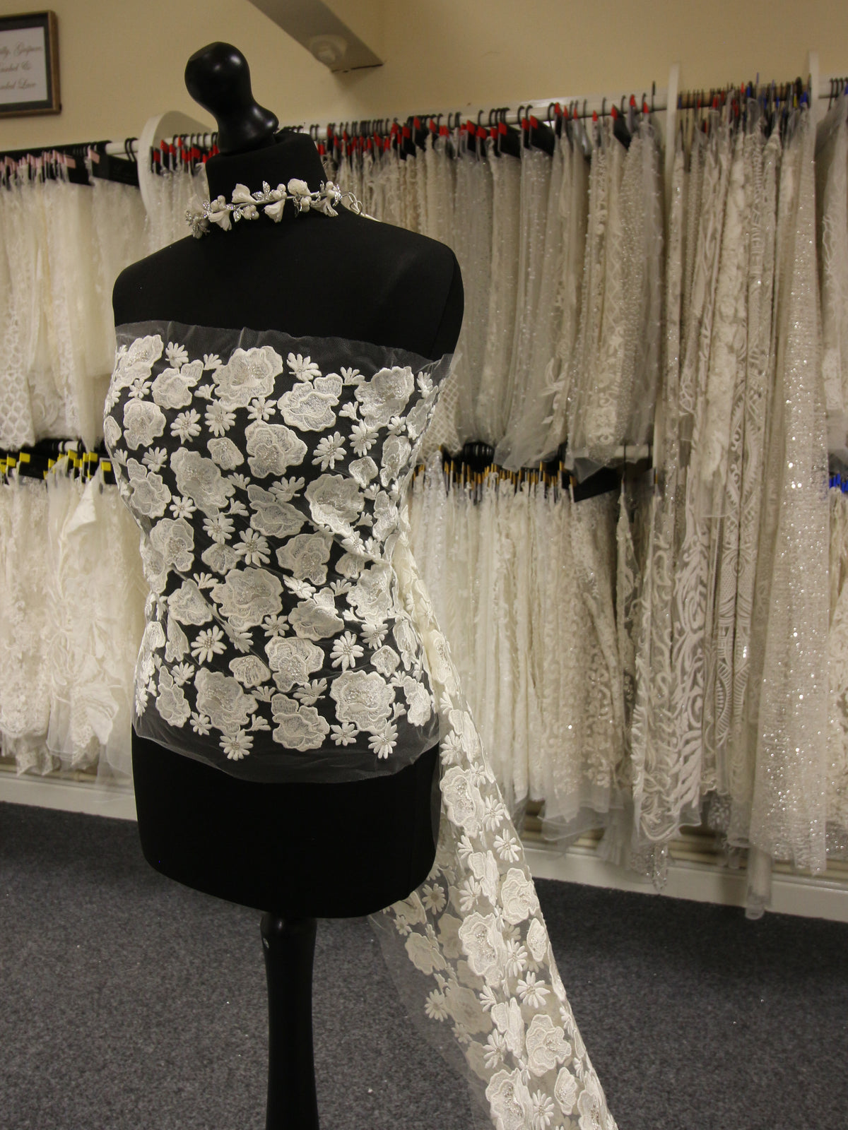 Elfenbeinfarbene bestickte Spitze – Thora