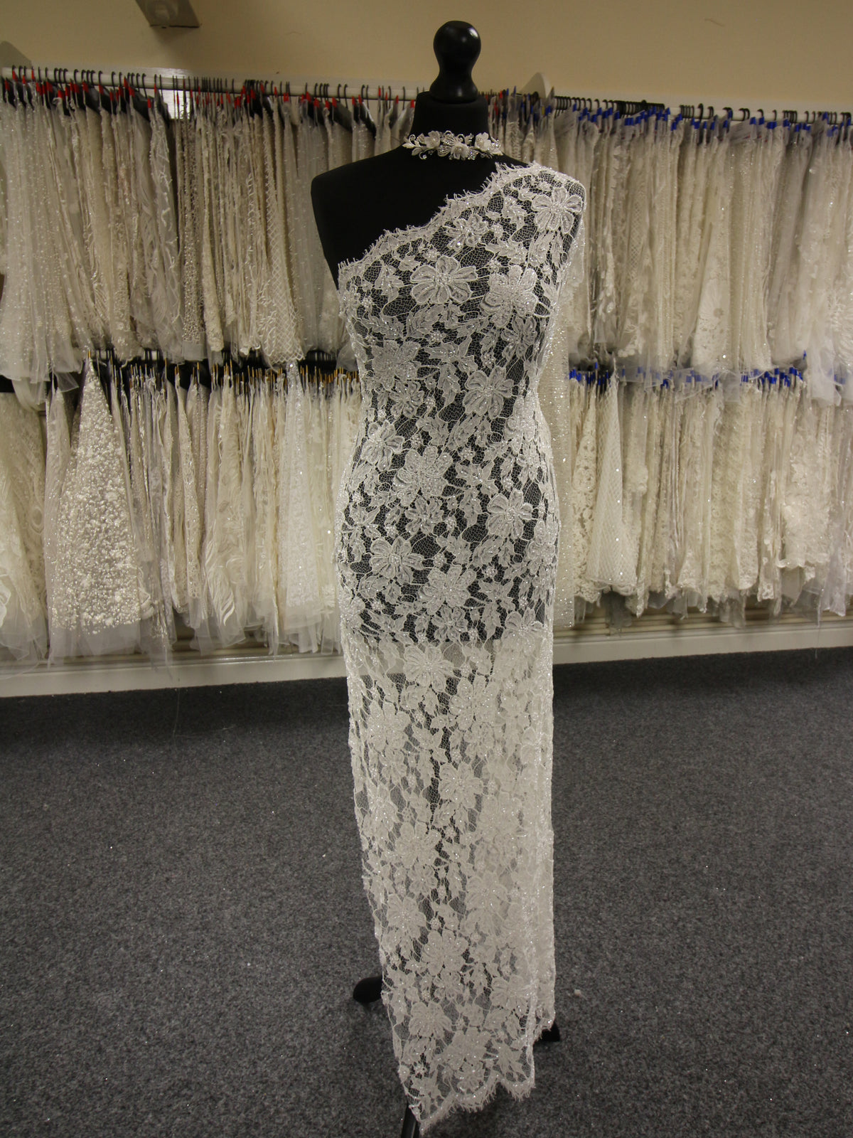 Elfenbeinfarbene handbestickte Raschel-Spitze – Trudy