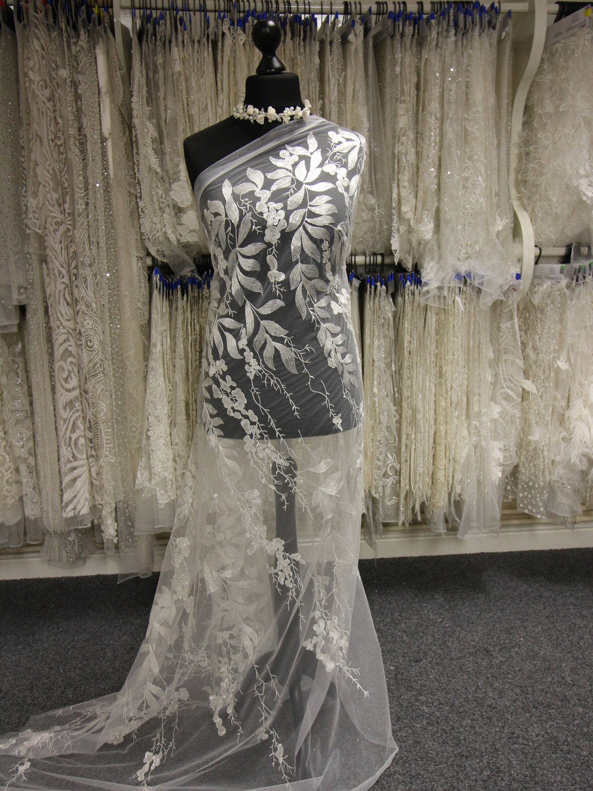 Elfenbeinfarbene bestickte Spitze – Tuva